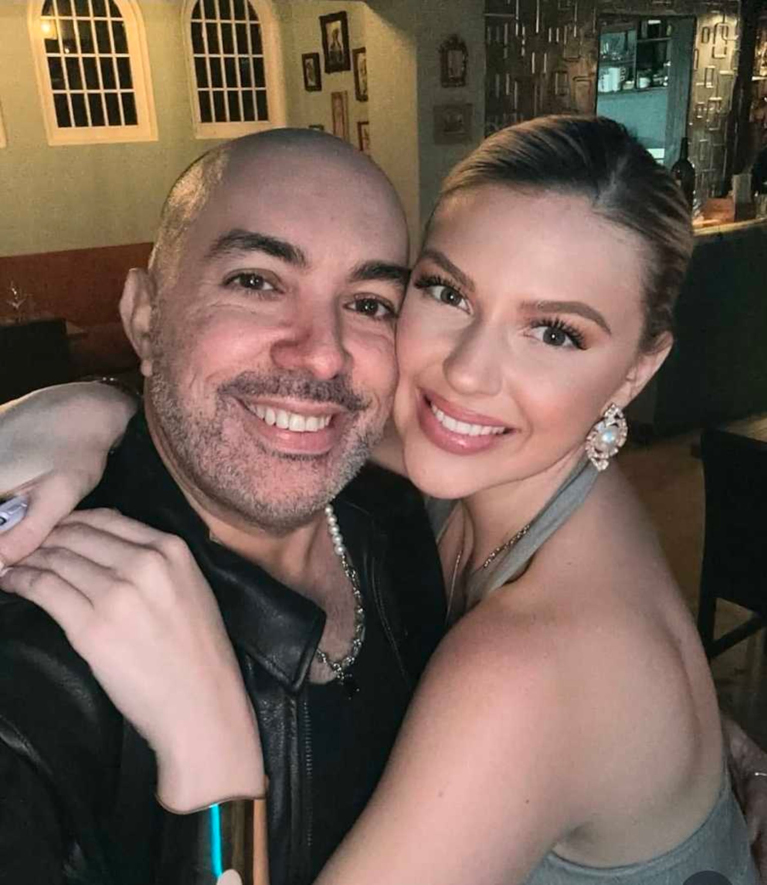 Madison Anderson Berrios, a la derecha, fue una de las reinas de belleza que expresó sus condolencias tras la muerte del misiólogo José Luis "Joselo" Castro, también conocido como "El Tío de las Reinas".