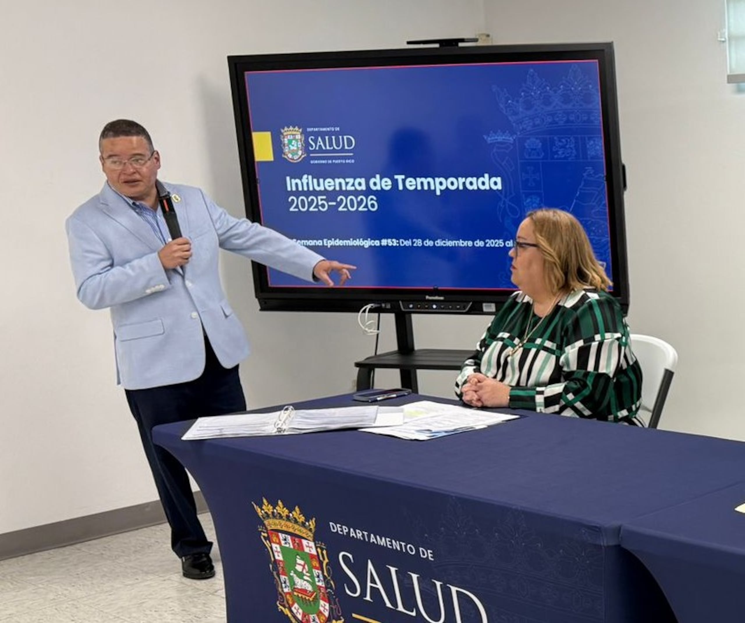 El secretario de Salud, Víctor Ramos, y la epidemióloga del estado, Miriam Ramos Colón, hablan sobre los niveles de influenza en una conferencia de prensa.