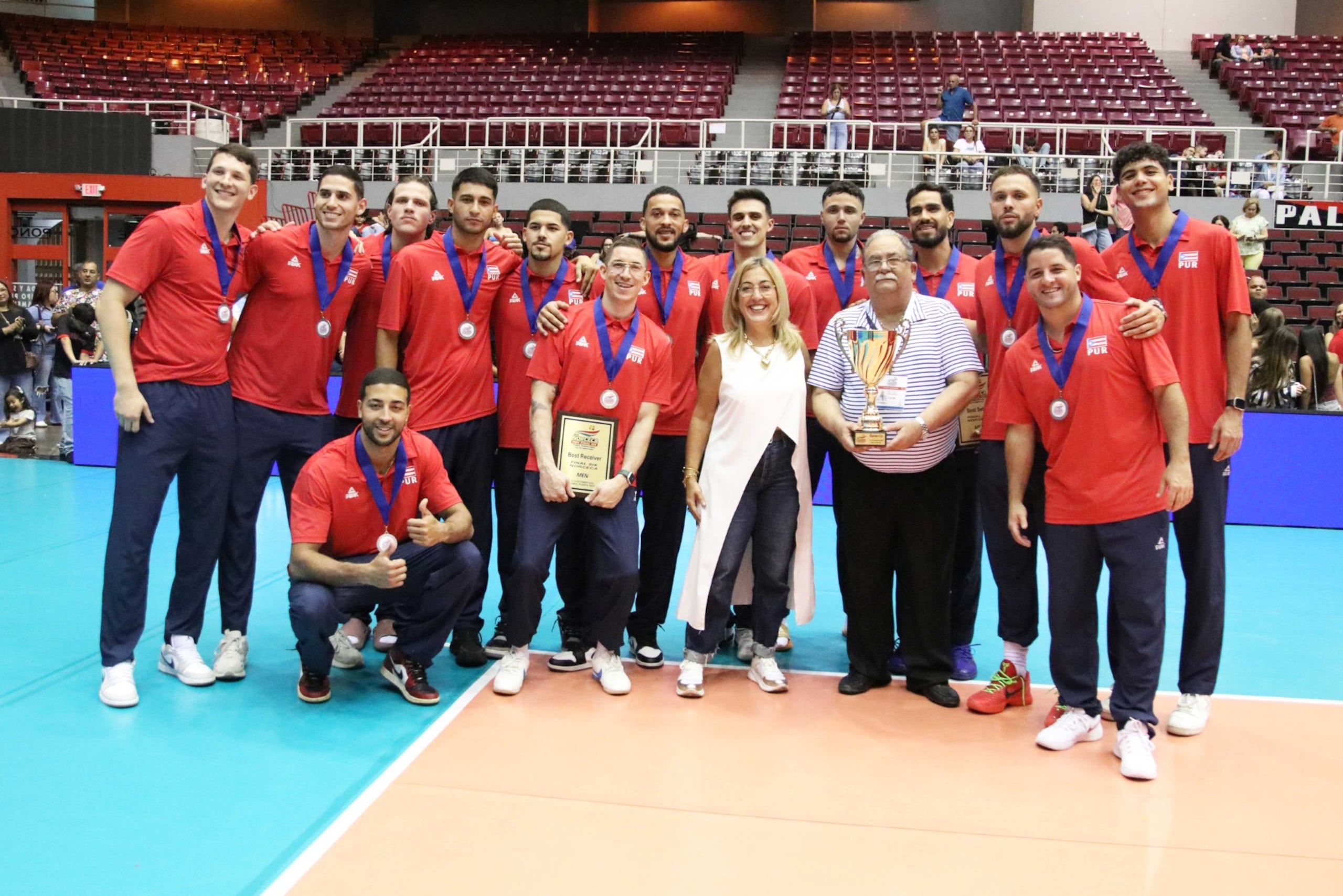 La delegación de Puerto Rico posa para la foto luego de recibir la presea de plata.