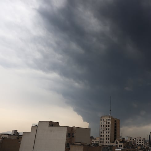 FOTOS: Enorme nube negra cubre capital de Irán tras ataques a instalaciones petroleras