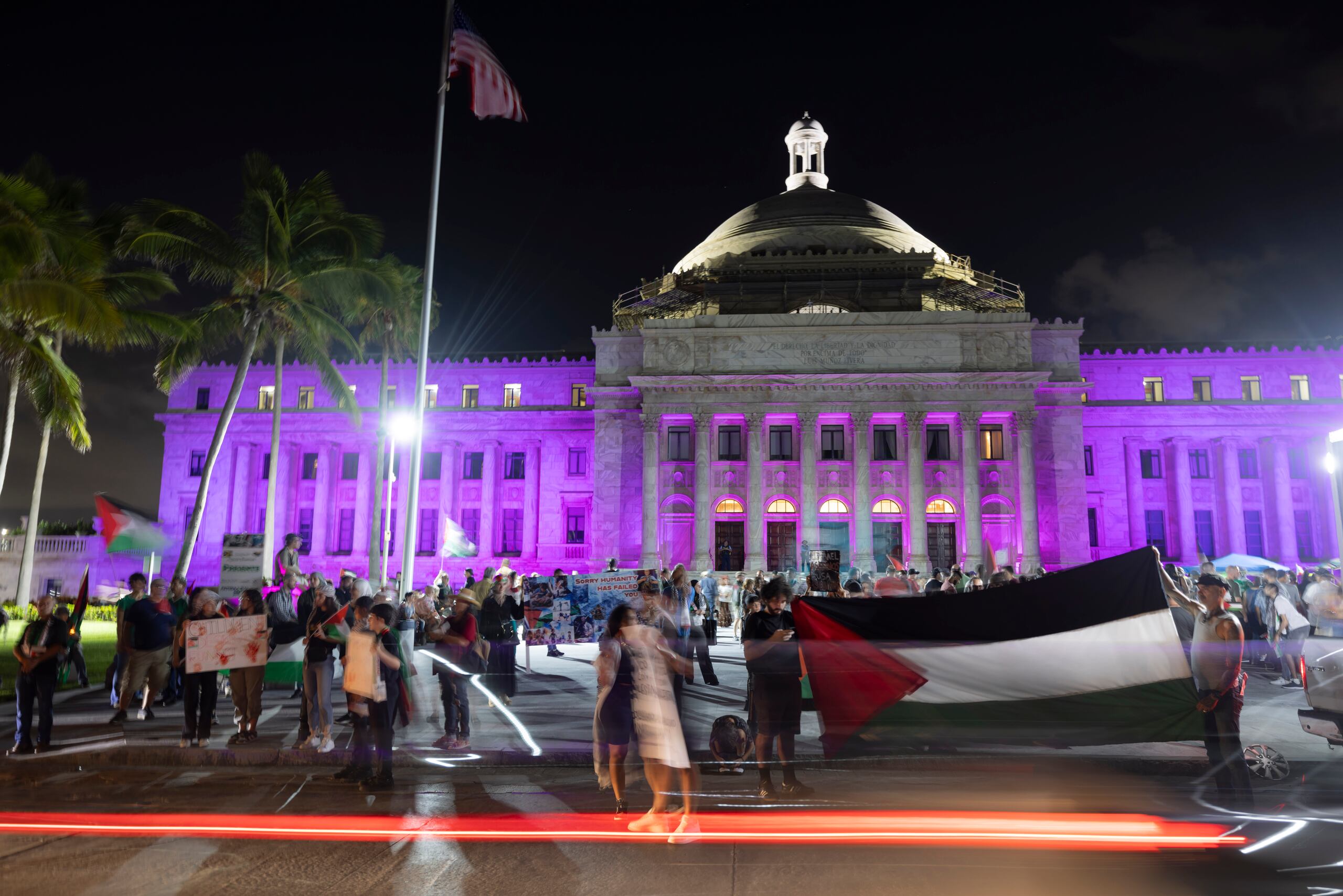 Al igual que en otras ciudades del mundo, decenas de personas llegaron hasta el Capitolio para participar de una vigilia en solidaridad con el pueblo palestino.