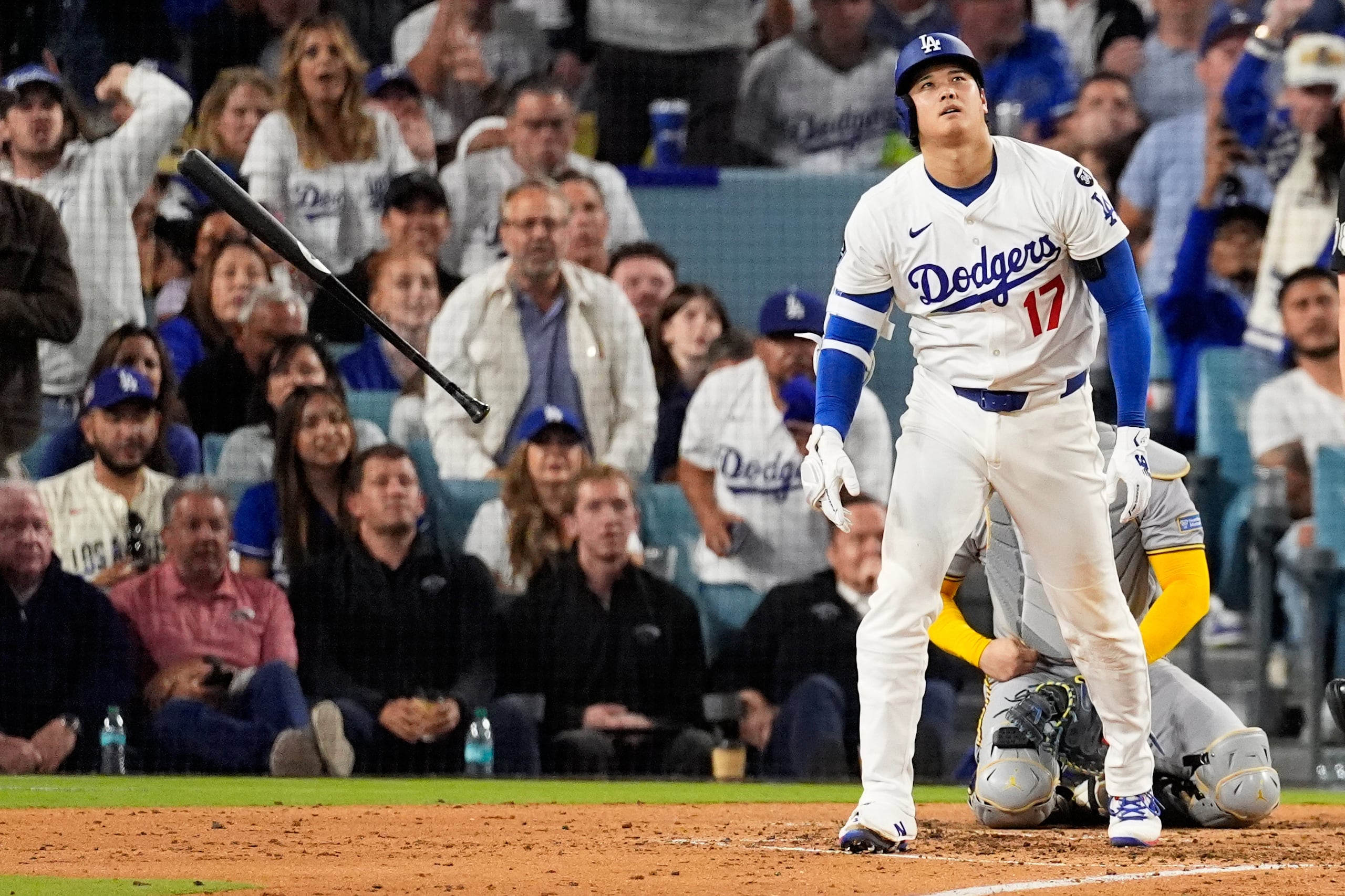 El japonés Shohei Ohtani, de los Dodgers de Los Ángeles, conecta su segundo jonrón en el cuarto juego de la Serie de Campeonato de la Liga Nacional ante los Brewers de Milwaukee.