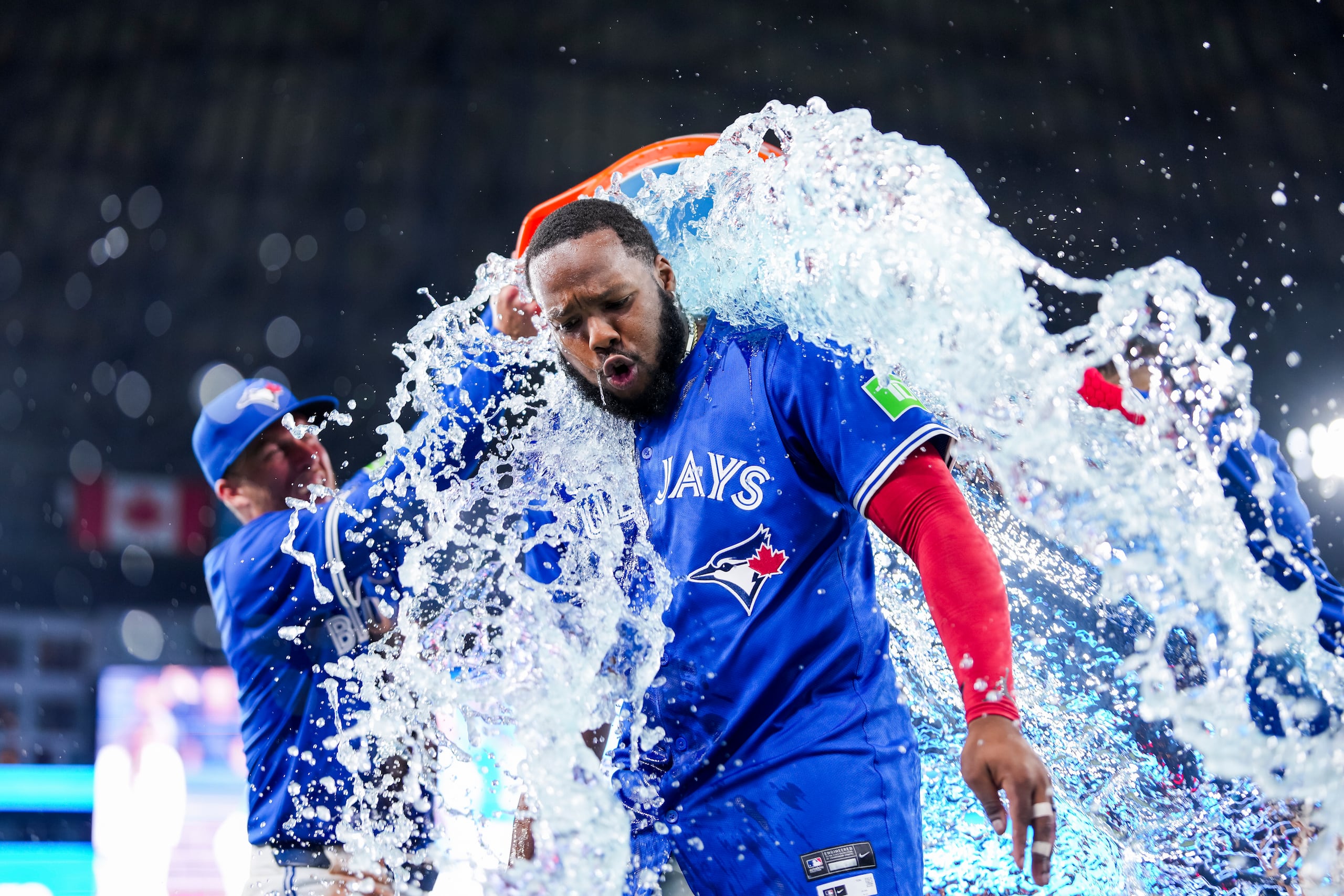 Vladimir Guerrero Jr., de los Azulejos de Toronto, recibe un baño por parte de sus compañeros de equipo después de la victoria en el juego de béisbol de Grandes Ligas sobre los Yankees de Nueva York.