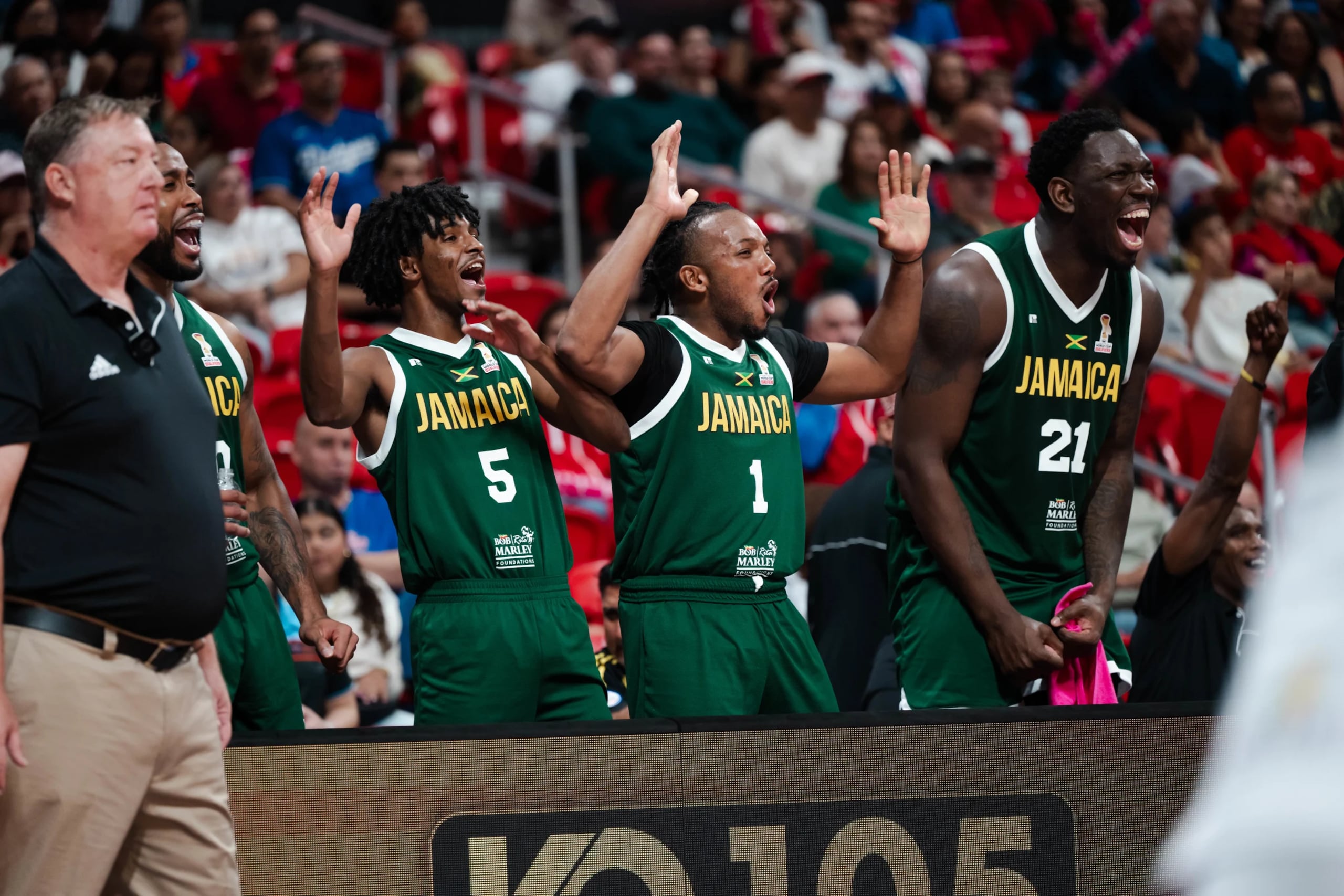 Jamaica celebra durante el juego contra Puerto Rico en el inicio de la primera ventana clasificatoria a la Copa del Mundo de la FIBA.
