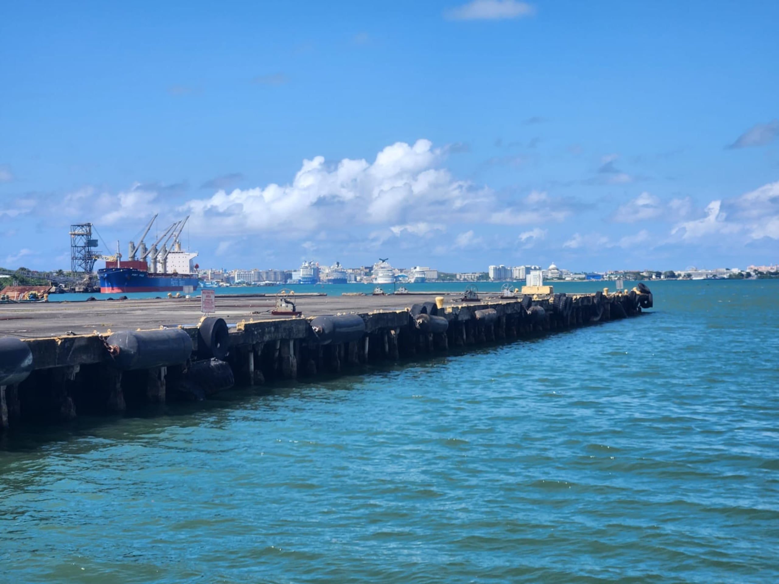 Imagen del muelle clausurado por la Guardia Costera en el Army Terminal. Al fondo, se puede apreciar la Bahía de San Juan y el Capitolio.