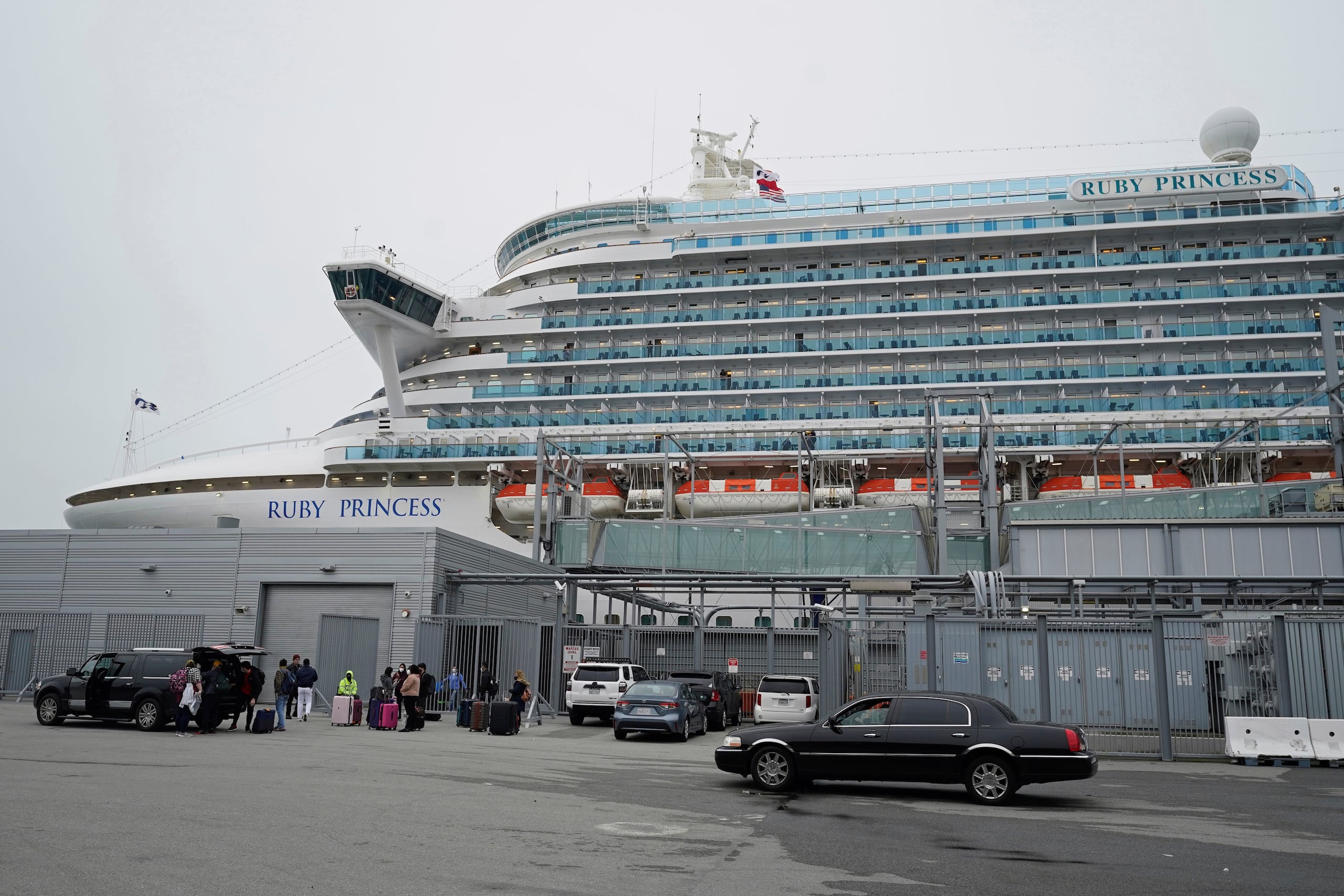 ARCHIVO - El Ruby Princess atracado en San Francisco, el jueves 6 de enero de 2021. (AP Foto/Eric Risberg/Archivo)