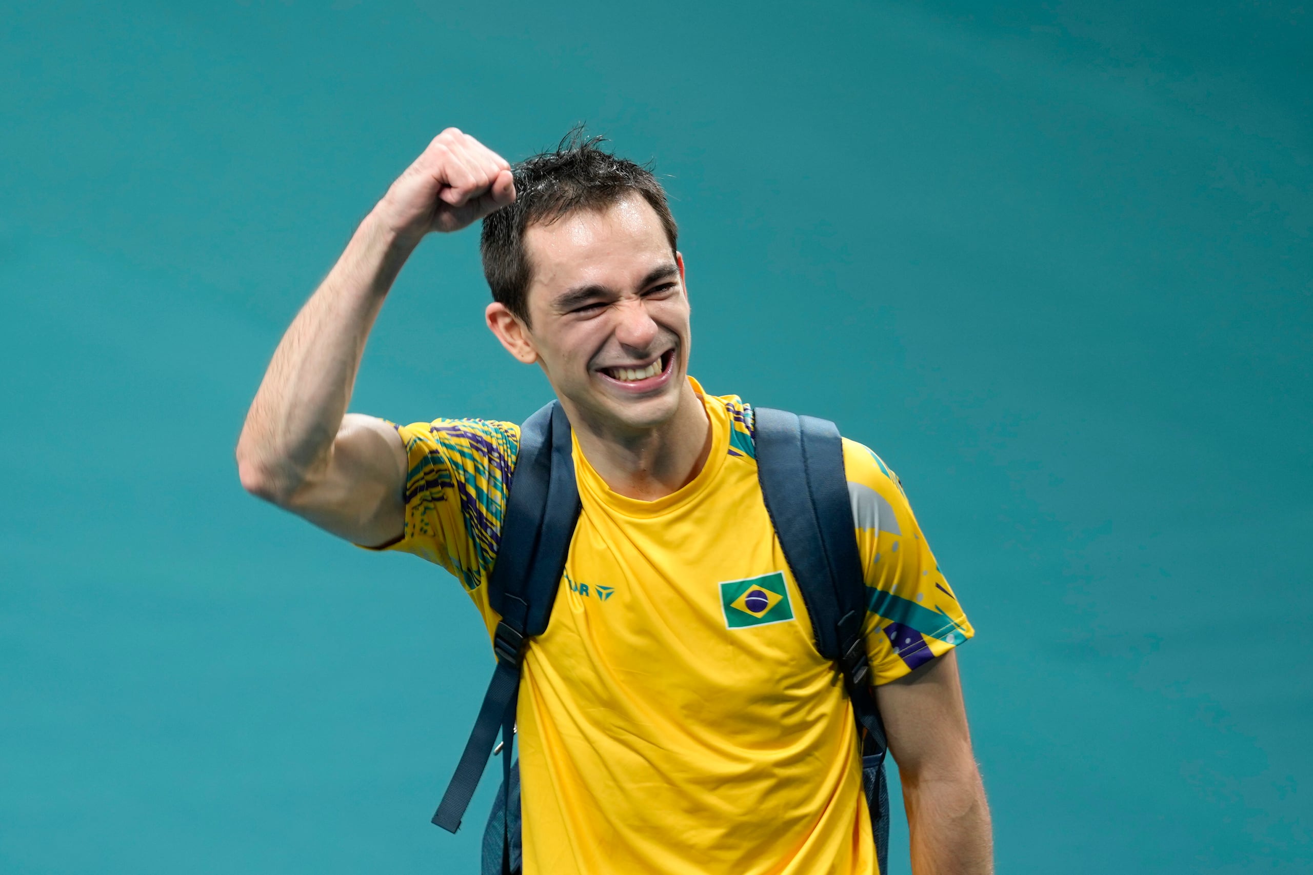 El brasileño Hugo Calderano reacciona tras ganar su duelo ante el surcoreano Jang Woo-jin en los cuartos de final del torneo masculino de tenis de mesa el jueves 1 de agosto del 2024. (AP Foto/Petros Giannakouris)