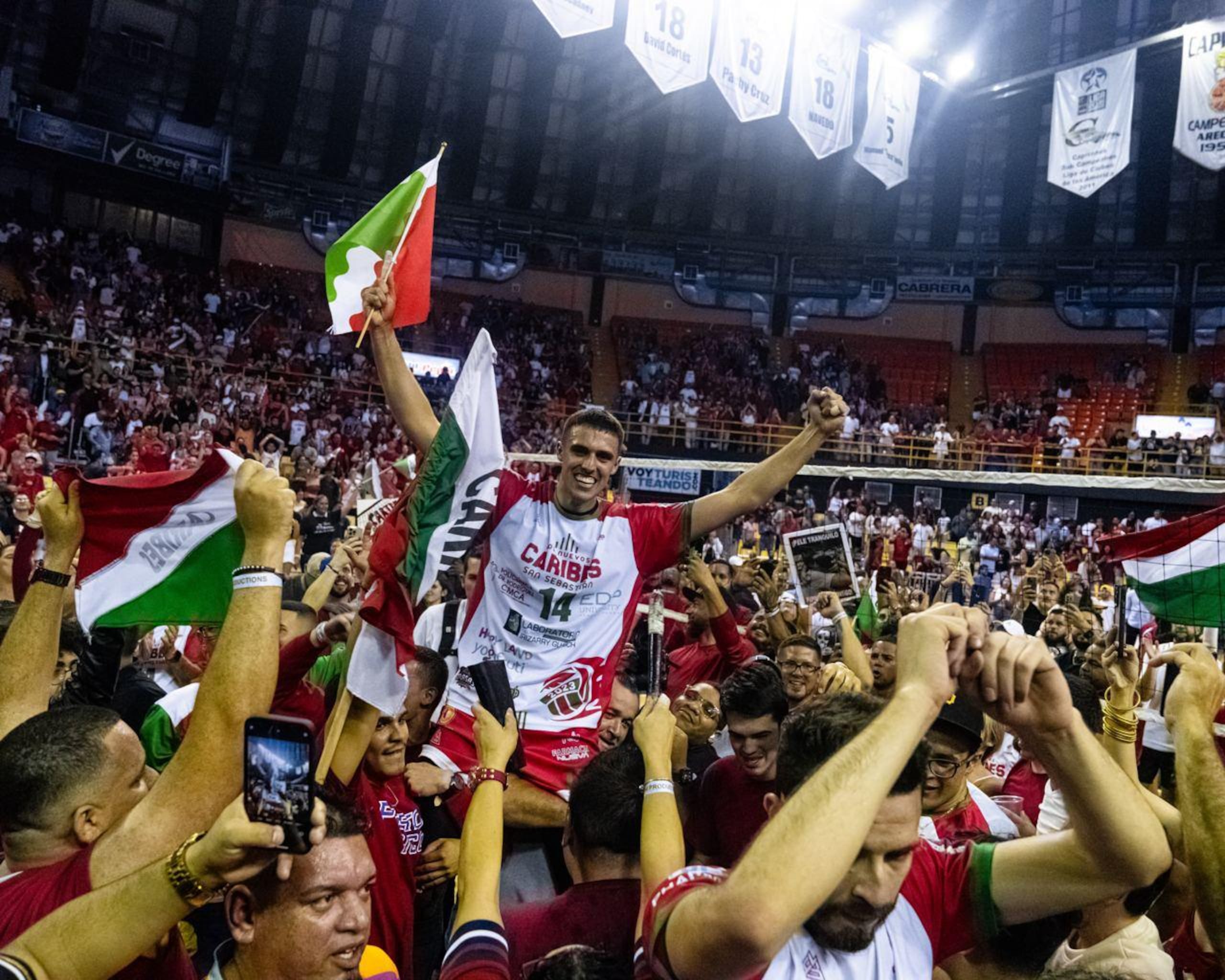 Los Caribes de San Sebastián son nuevamamente los campeones. Pelegrín Vargas, hijo celebra con su gente y la Bandera de San Sebastián.