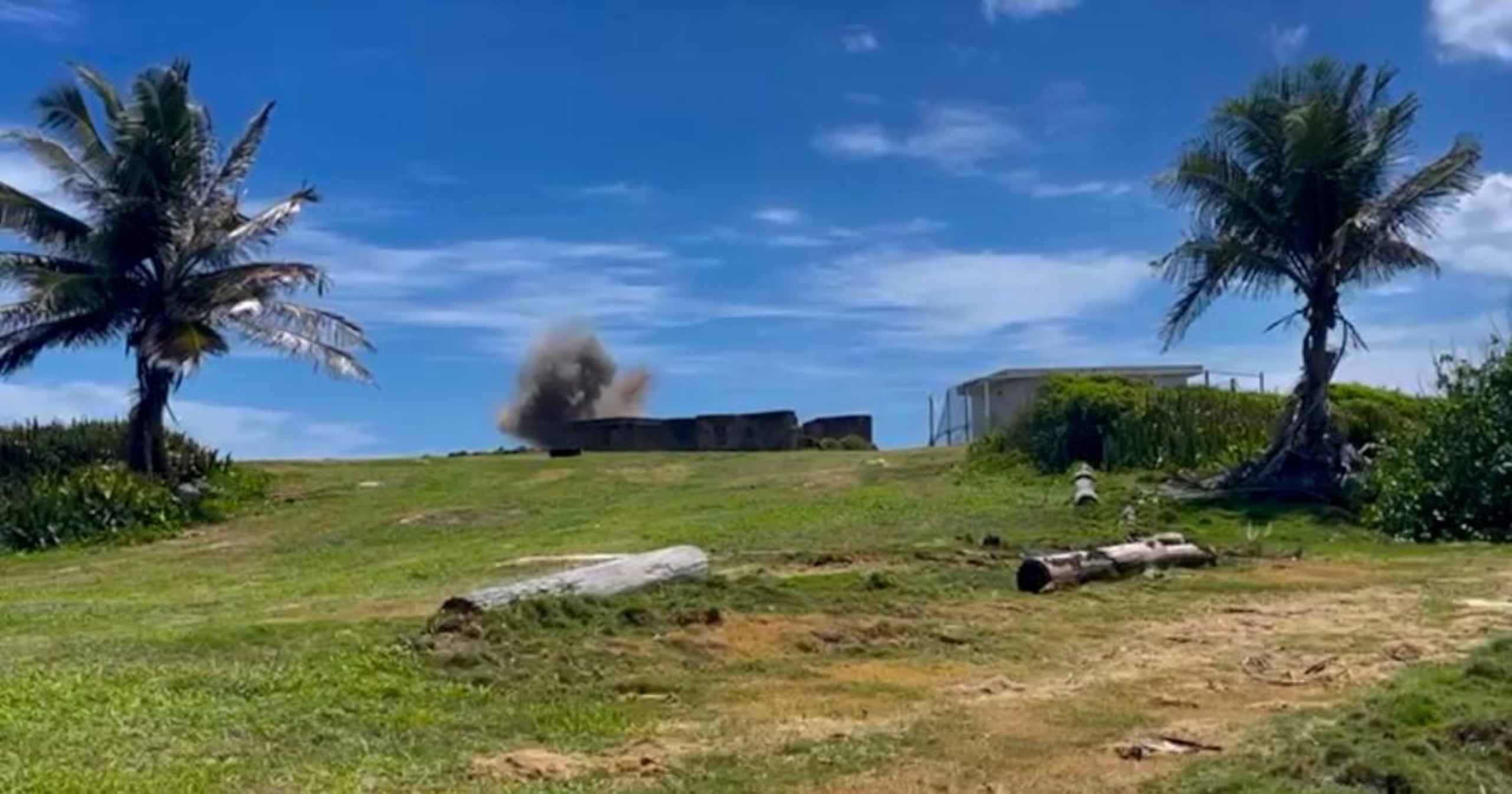 Imagen de una detonación controlada en Isla de Cabras en Toa Baja, en el año 2023.