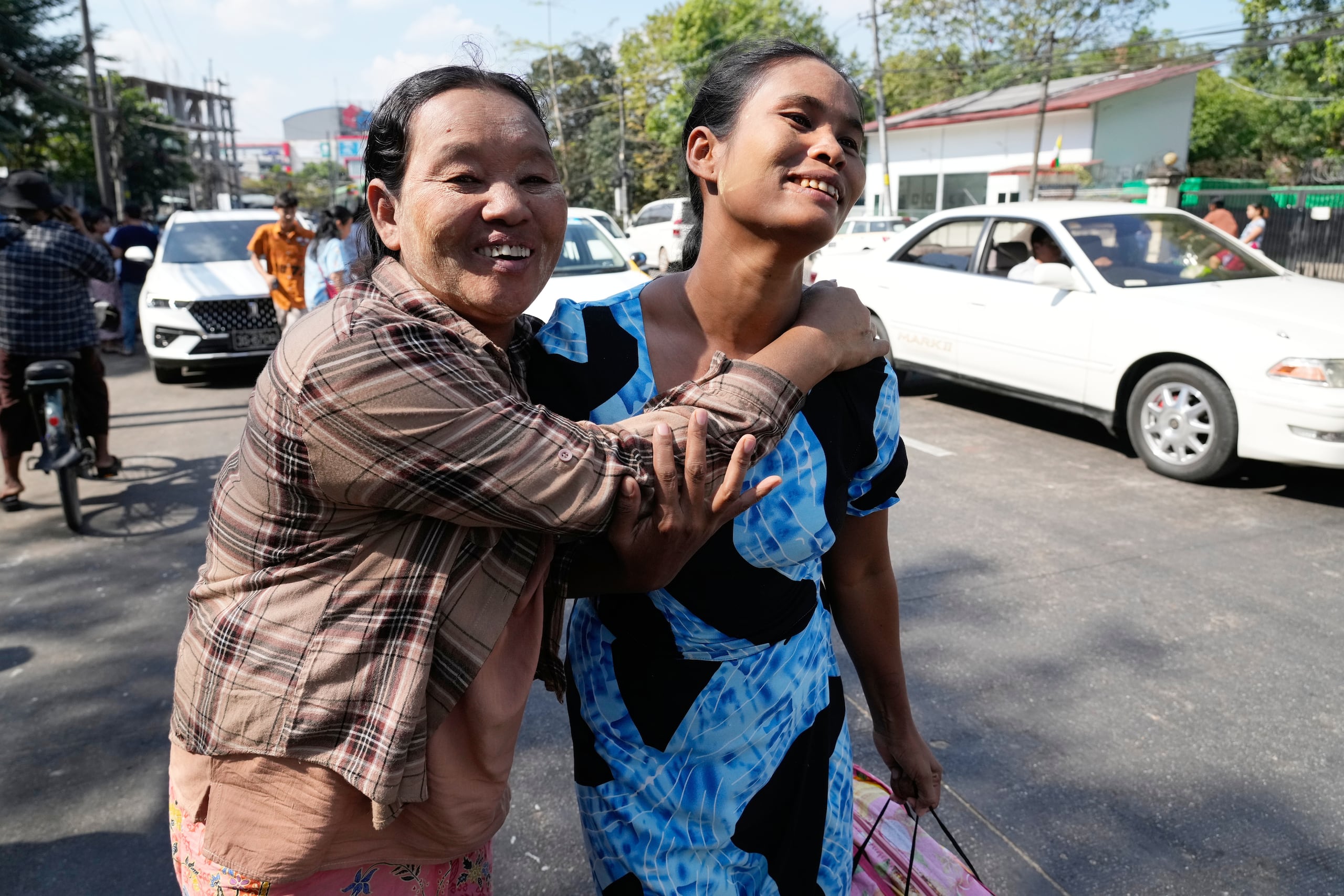 Una prisionera es recibida por una colega tras ser liberada de la Prisión Insein en Yangón, Myanmar, el 4 de enero del 2026. (AP foto/Thein Zaw)