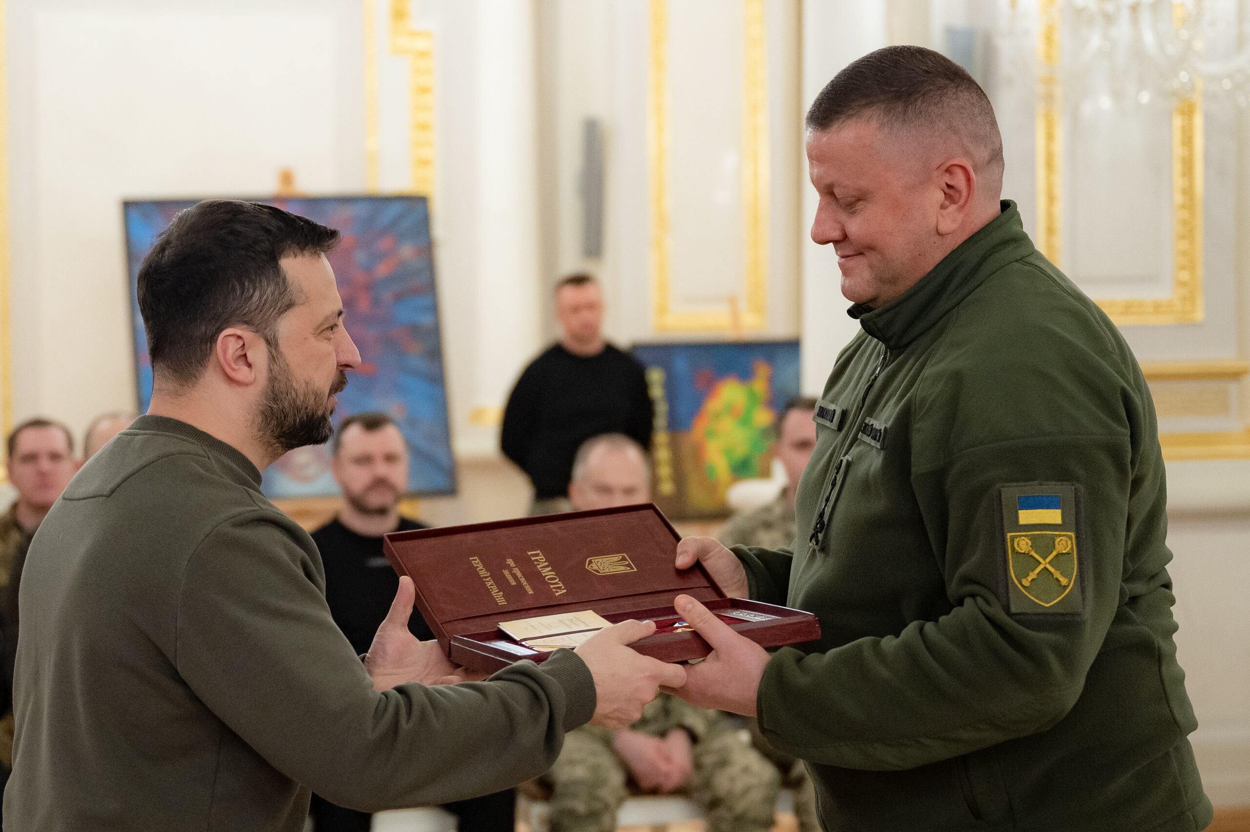 El presidente ucraniano Volodymyr Zelensky (izquierda) otorgando al Comandante en Jefe Valerii Zaluzhnyi (derecha) la Orden de la "Estrella Dorada" y título de Héroe de Ucrania en Kiev, Ucrania, 9 de febrero de 2024. El 8 de febrero de 2024, el presidente de Ucrania, Zelensky, cambió el comandante en jefe de las Fuerzas Armadas de Ucrania, Valerii Zaluzhnyi, por Oleksandr Syrskyi, ex comandante de las Fuerzas Terrestres de Ucrania. (EFE/EPA/SERVICIO DE PRENSA PRESIDENCIAL FOLLETO FOLLETO SÓLO PARA USO EDITORIAL/NO VENTAS FOLLETO SÓLO PARA USO EDITORIAL/NO VENTAS)