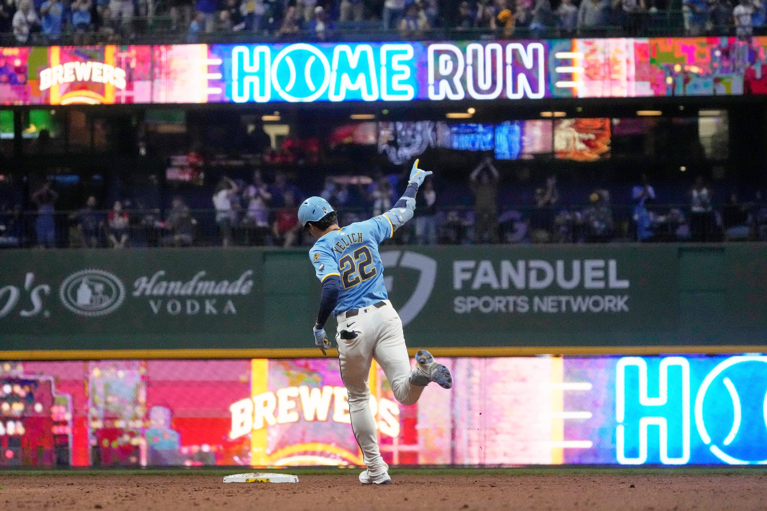 Christian Yelich, de los Brewers de Milwaukee, corre las bases después de conectar un cuadrangular de dos carreras ante los Cardinals de San Luis.