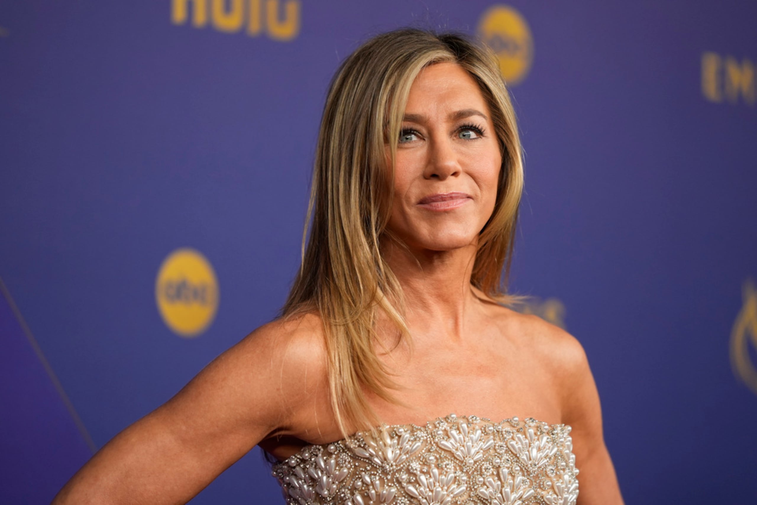 Jennifer Aniston llega a la 76a entrega de los premios Primetime Emmy el 15 de septiembre de 2024 en el Teatro Peacock de Los Ángeles.