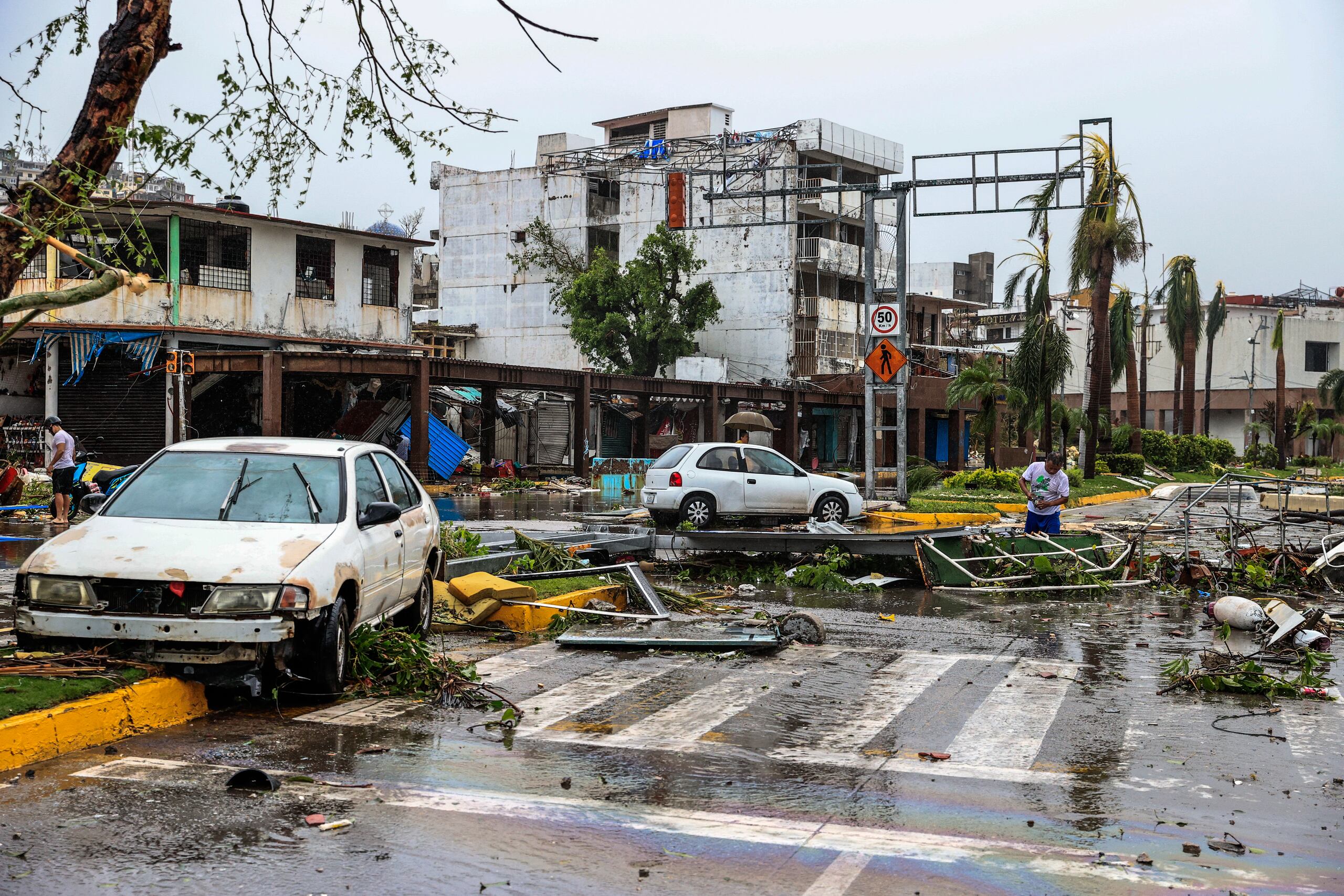 MEX9392. ACAPULCO (MÉXICO), 26/10/2023.- Fotografía de escombros y vehículos averiados tras el paso del huracán Otis, hoy, en el balneario de Acapulco, en el estado de Guerrero (México). El primer reporte de víctimas tras el paso del huracán Otis por la costa sur del estado de Guerrero da cuenta de 27 personas fallecidas y 4 desaparecidas. EFE/ David Guzmán