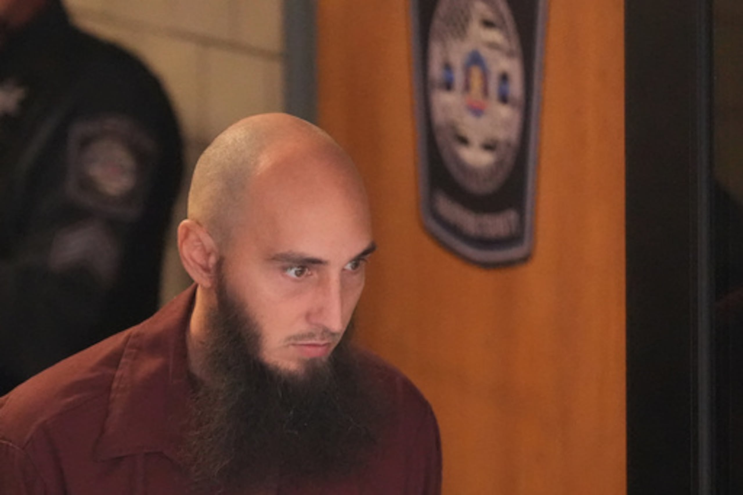 Cody Balmer, acusado de incendio en residencia del gobernador de Pennsylvania, sale del tribunal.