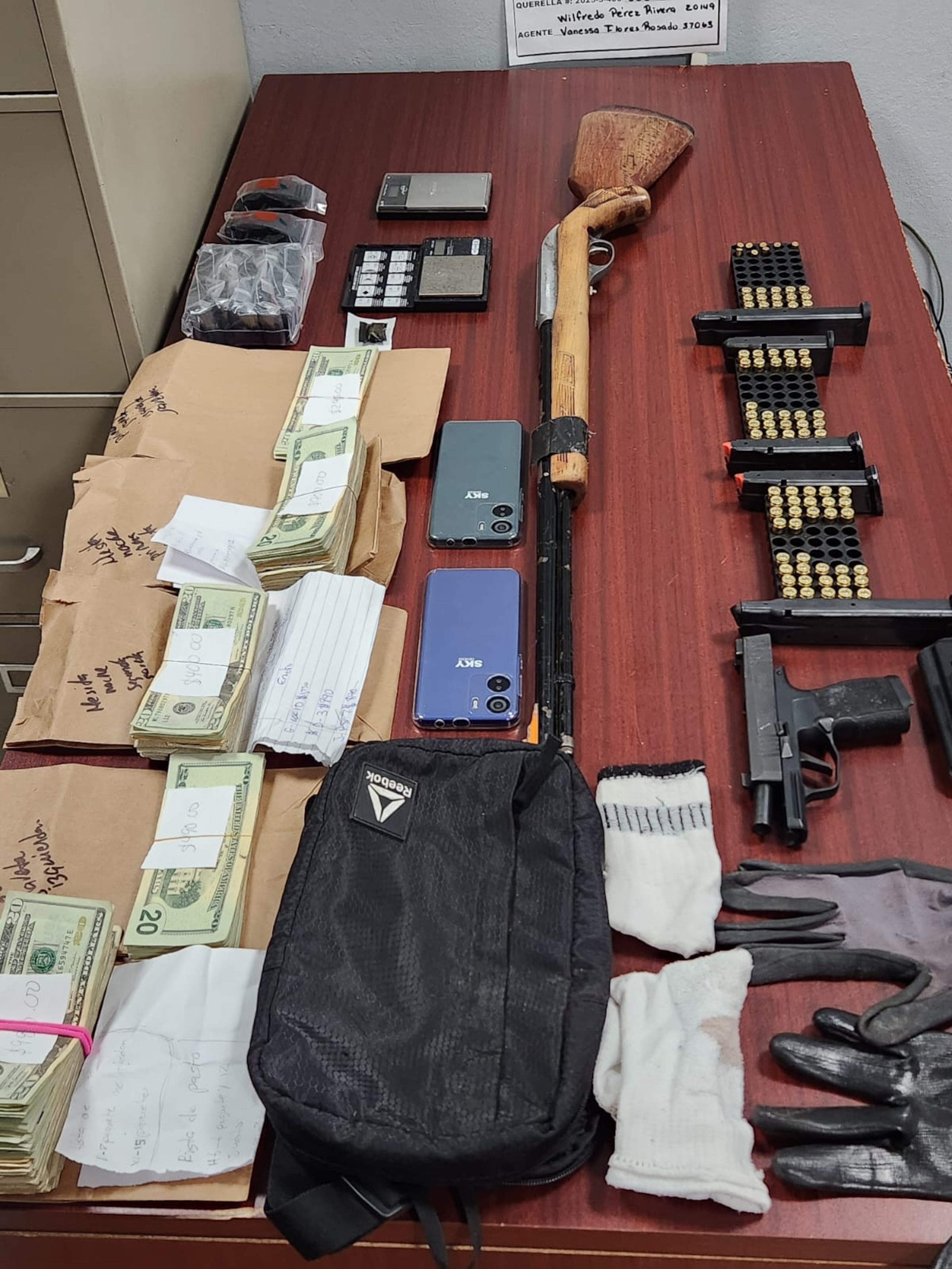 Ocupado en un allanamiento diligenciado por agentes de la División de Drogas y Narcóticos de Ponce, en una residencia del sector Dajaos del barrio Caonillas Arriba, en Villalba.
