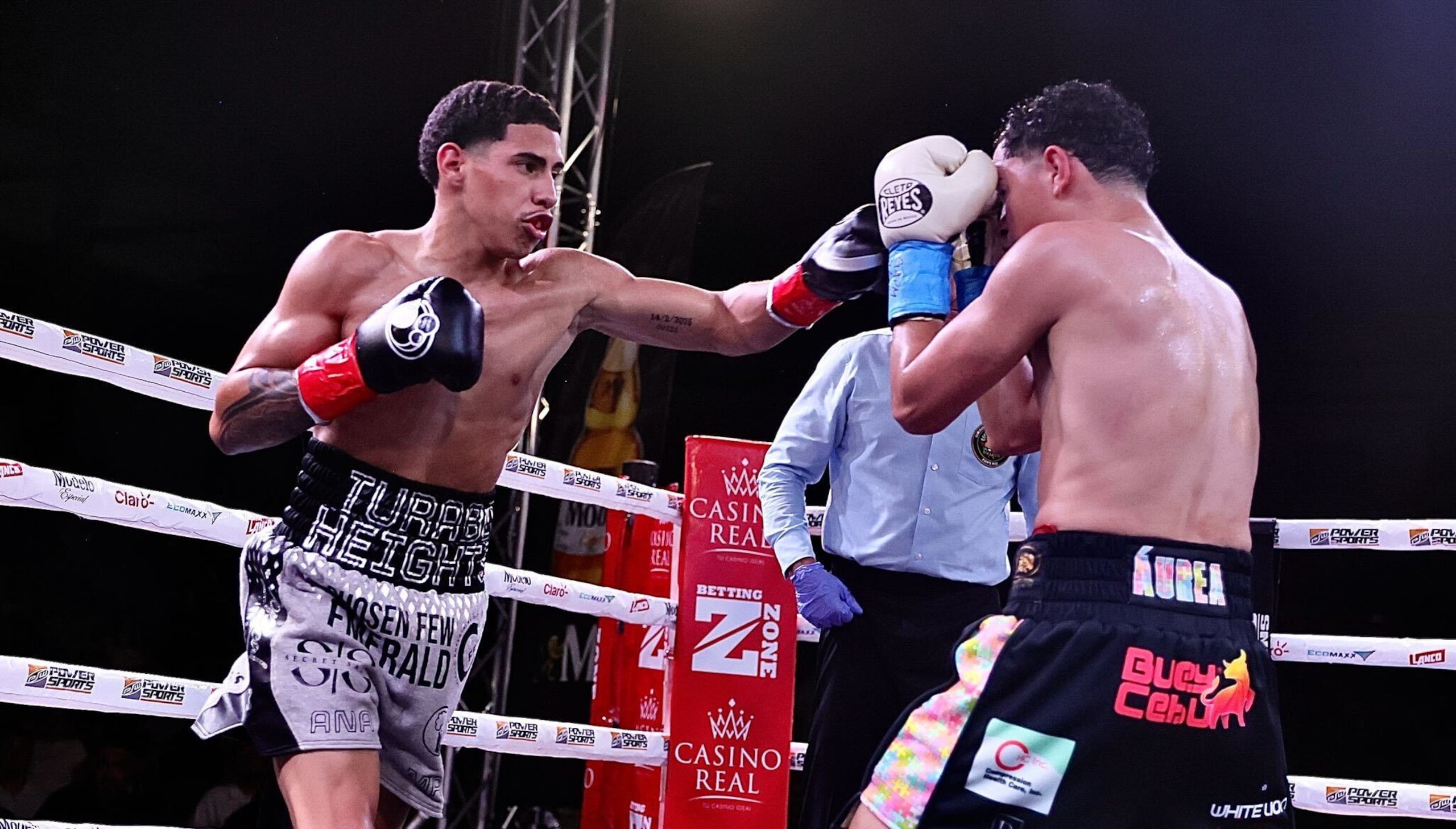 Juanmita López lanza una zurda al rostro de Malik Quiñones.