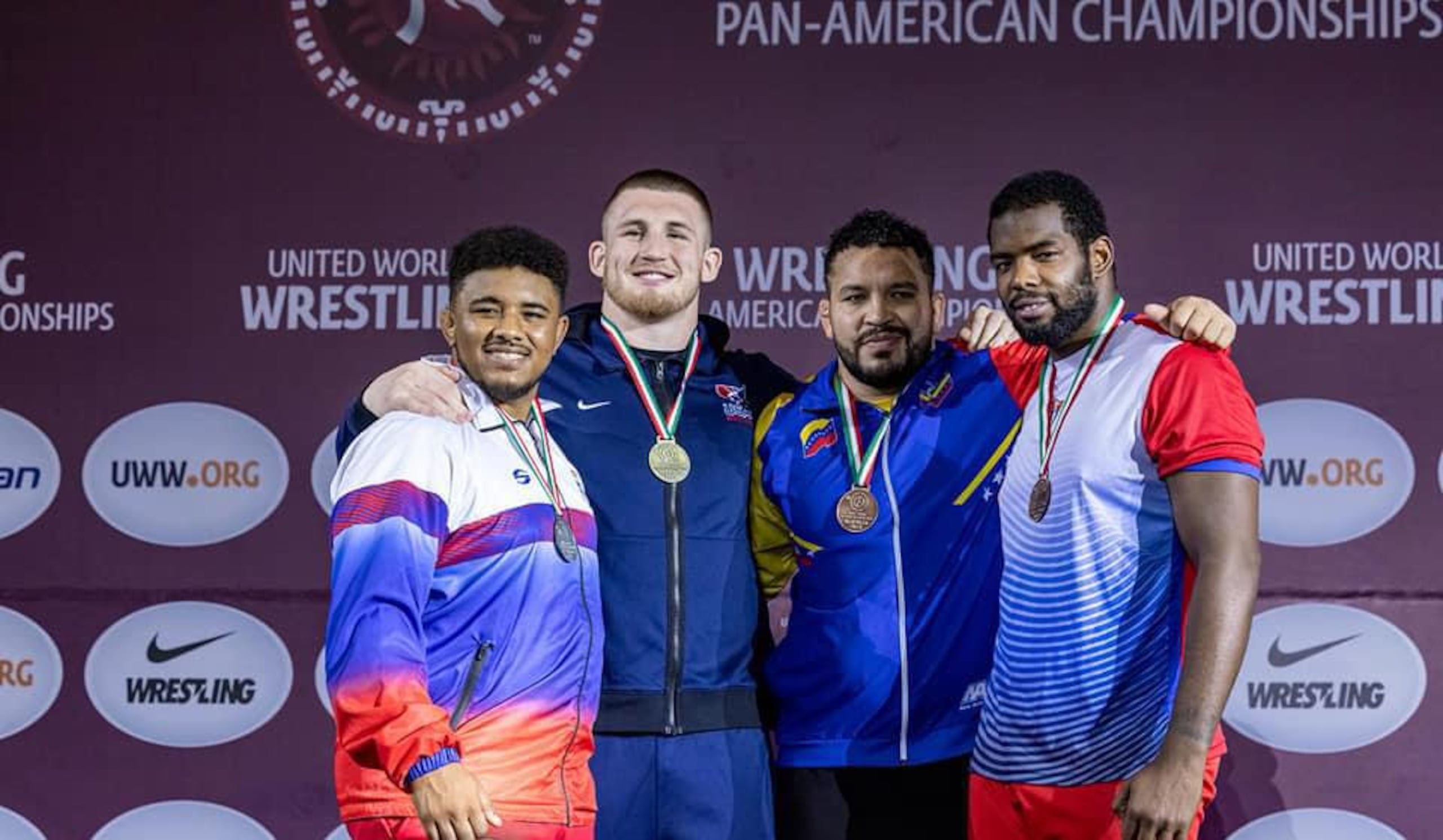 Jonovan Smith, a la extrema izquierda posa con la medalla de plata que logró el domingo en el Campeonato Panamericano.