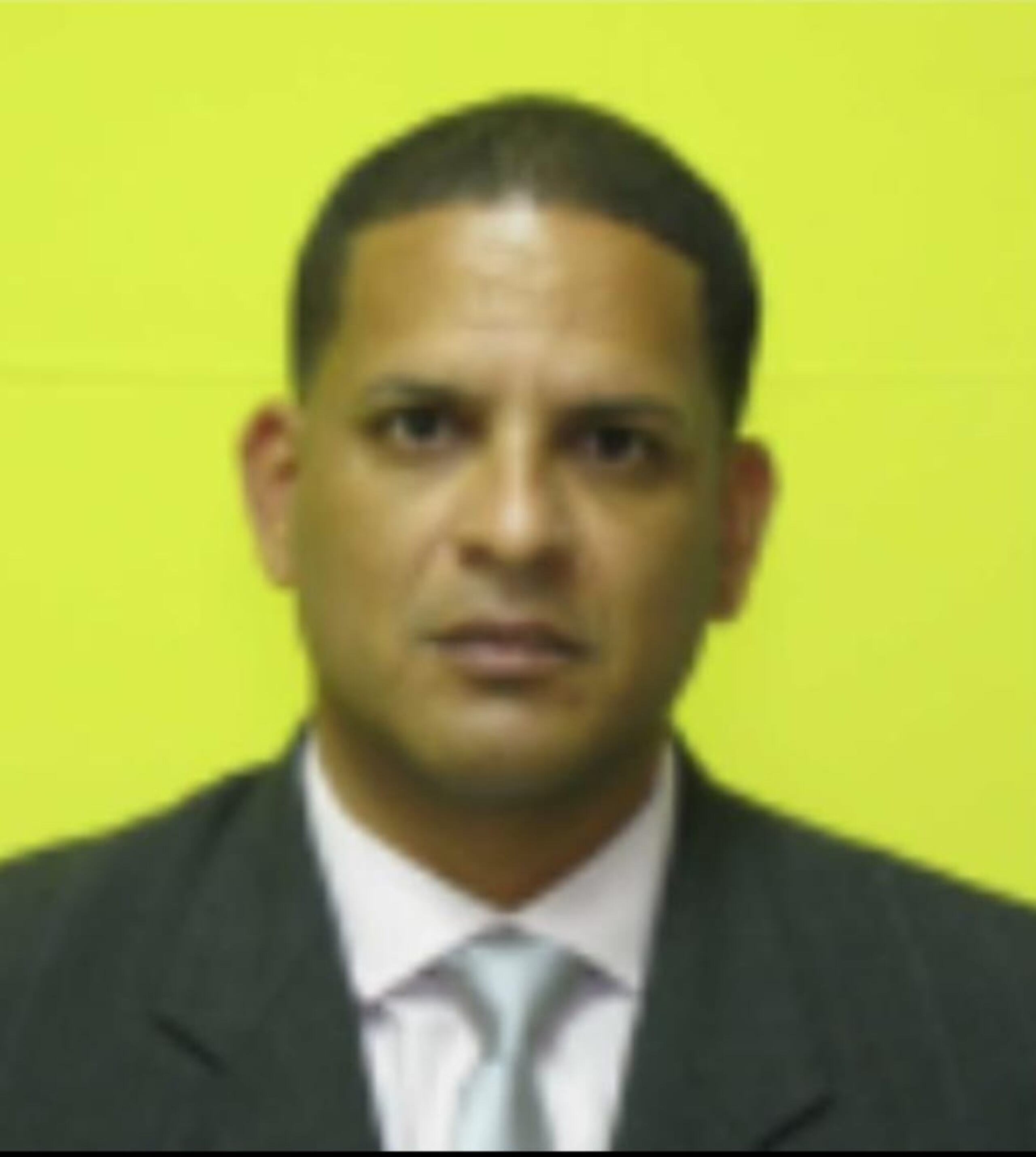 Ángel R. Giusti Rosa, fue acusado por un gran jurado federal por violar derechos civiles, conspirar para falsificar registros, falsificar registros y hacer declaraciones falsas a agentes del FBI.