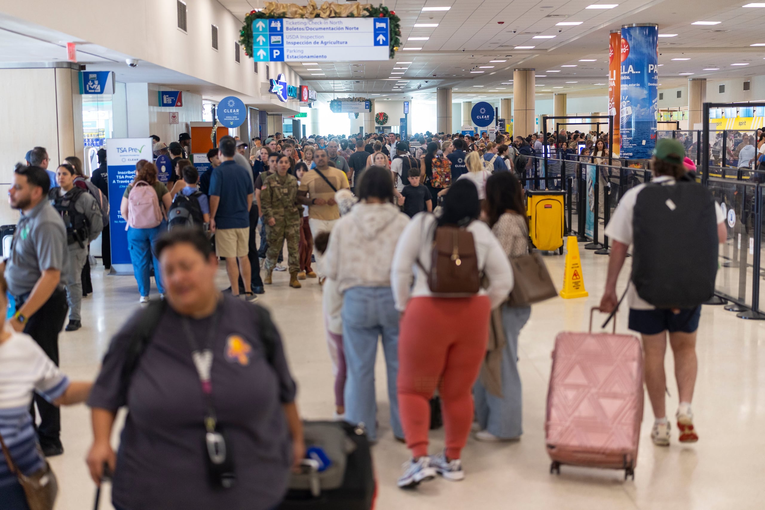 Mientras continúe el cierre del gobierno federal, los tiempos de espera en las filas de inspección podrían experimentar variaciones en determinados periodos del día, se informó.