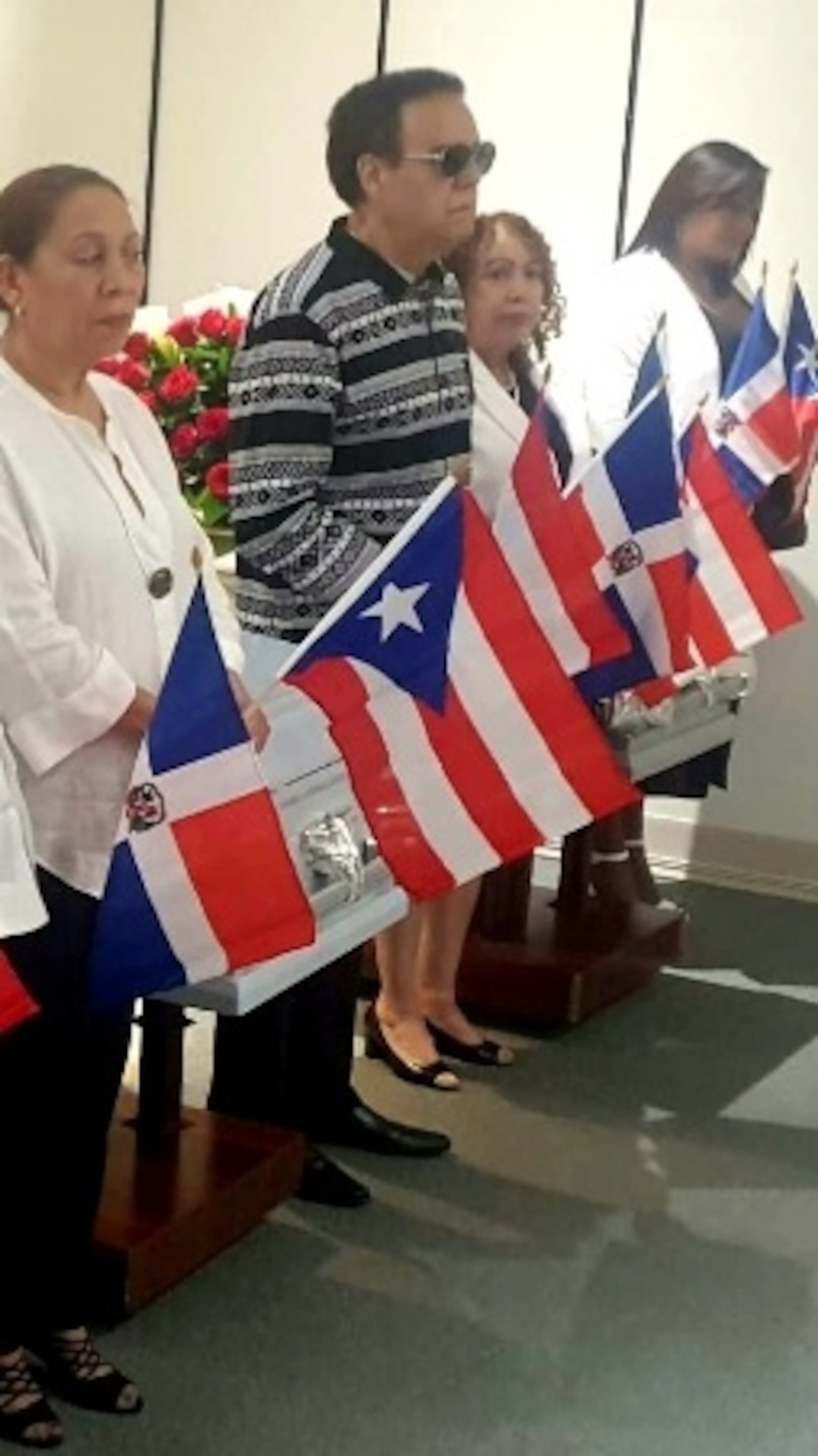Javish Victoria hizo guardia de honor frente a los ataúdes de la familia boricua fallecida, el pasado lunes en la funeraria Buxeda de Hato Rey