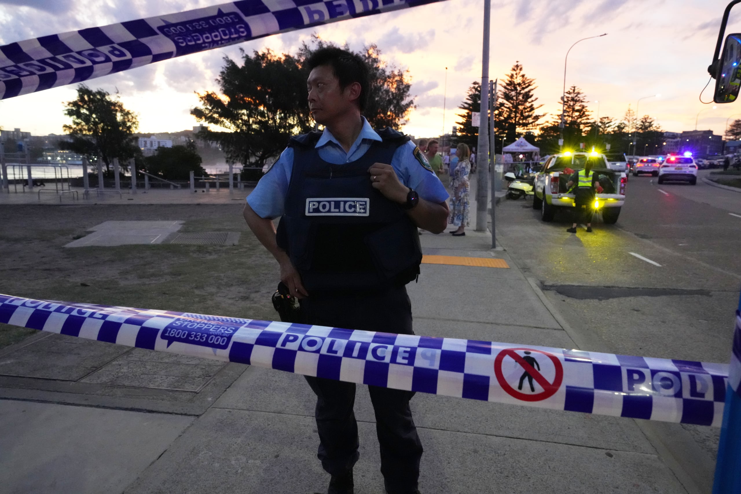 La policía cerca de Bondi Beach en Sydney, el 14 de diciembre del 2025. (AP foto/Mark Baker)