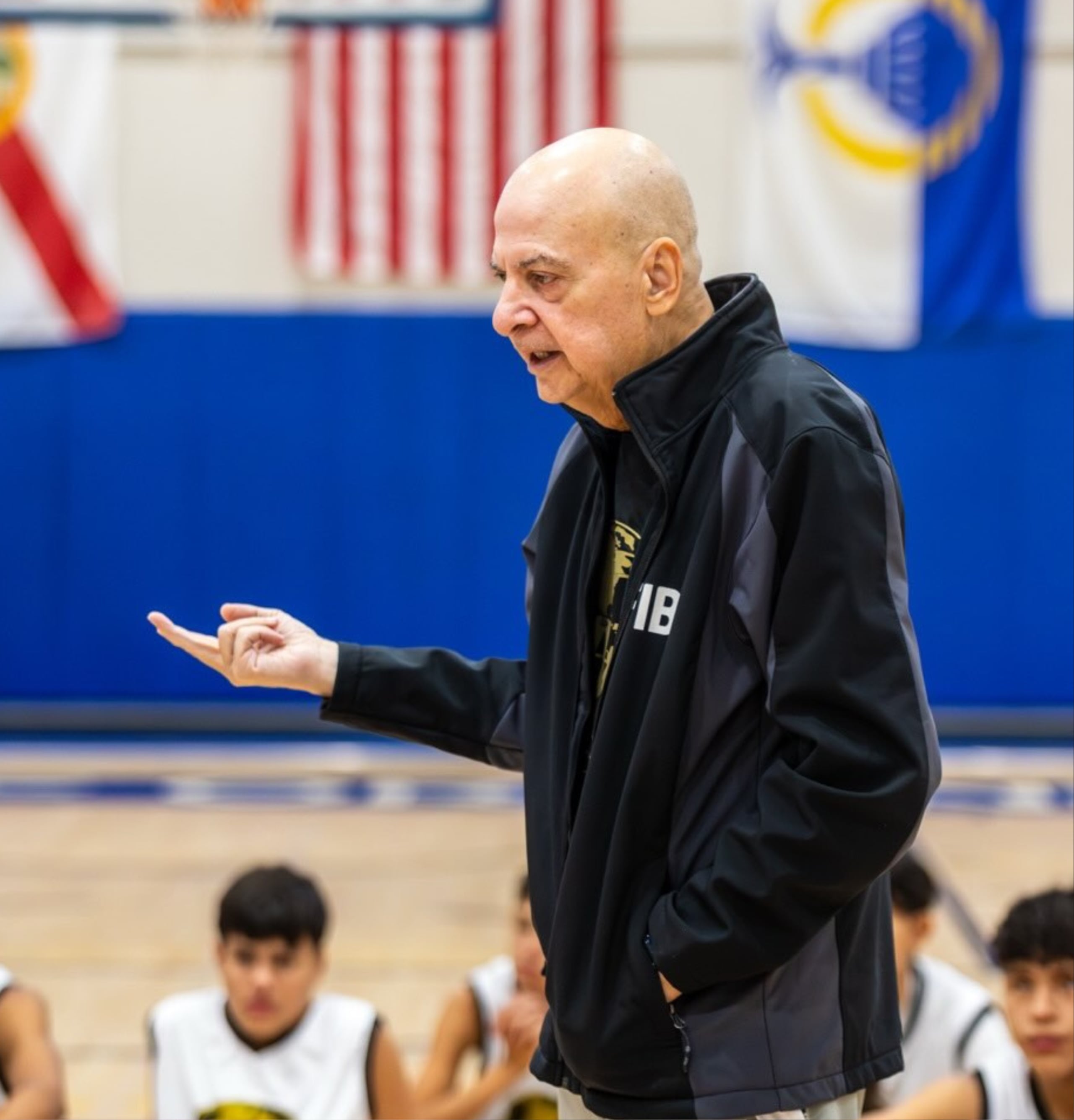 El veterano dirigente Carlos Morales durante brindando charla en The Academy of Central Florida.