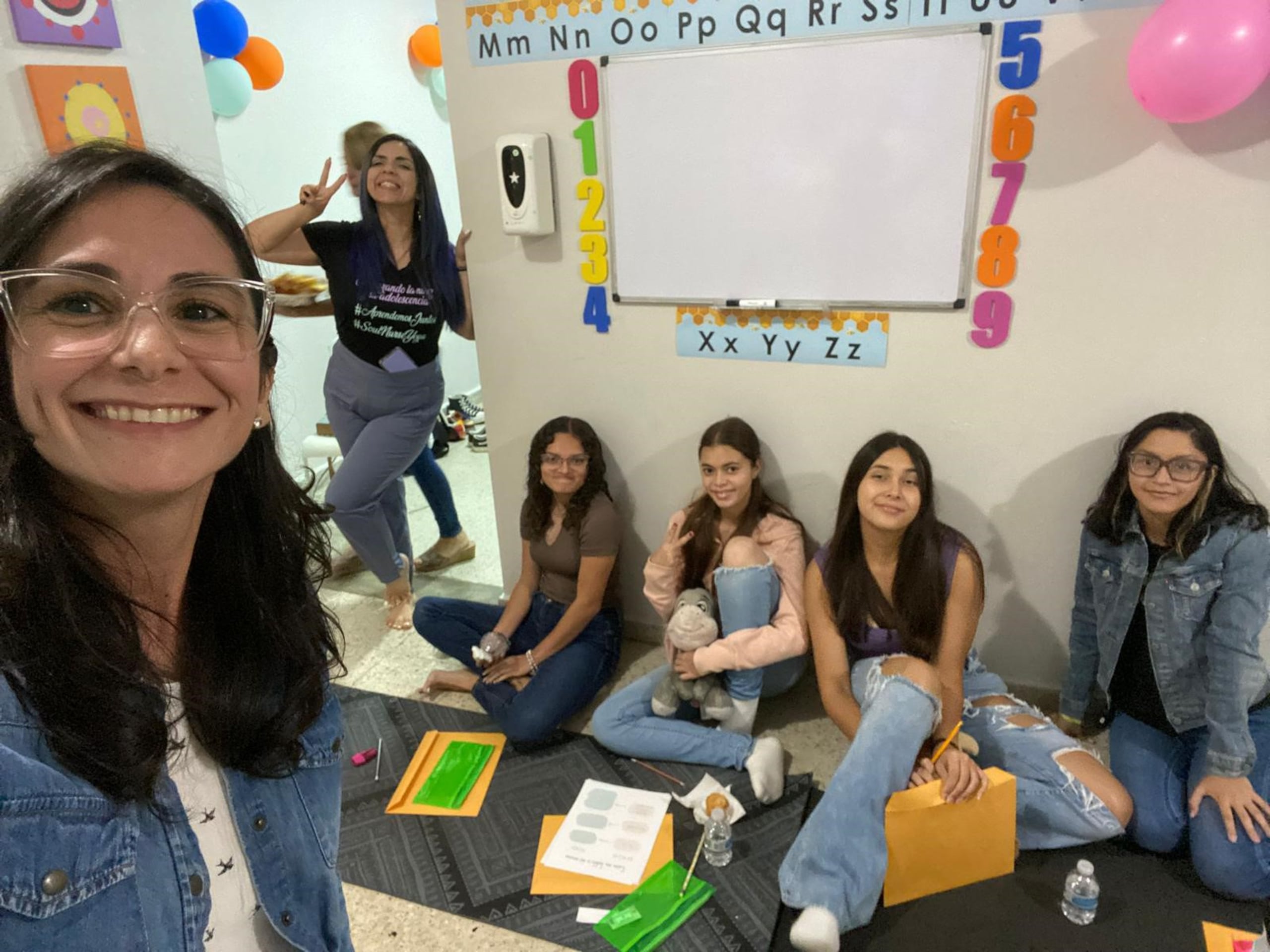 Algunas de las participantes junto a la “coach de adolescentes”, Nydtzaira Delgado (en primer plano) y la maestra de yoga Michelle Giraud.