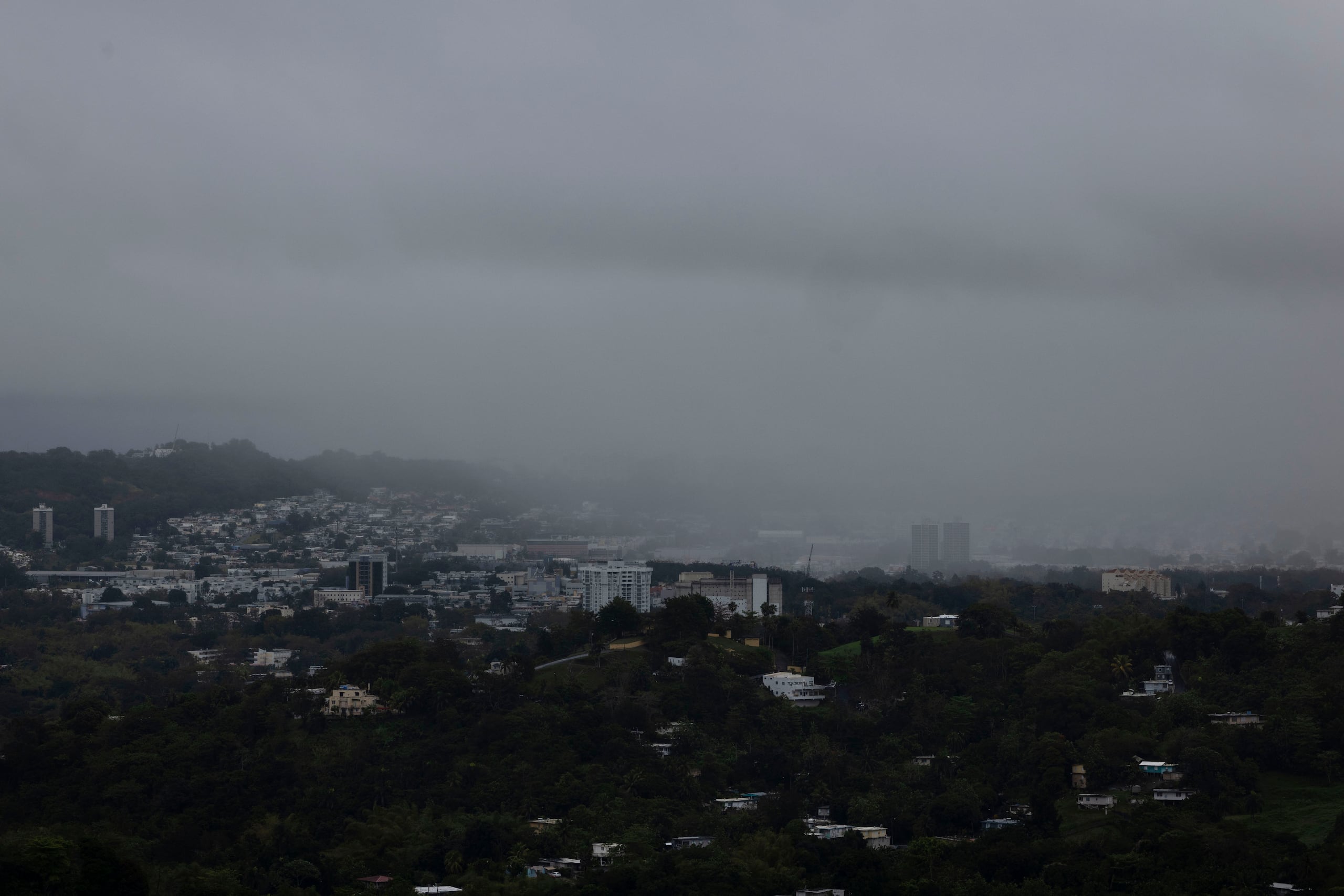 El Servicio Nacional de Meteorología exhortó a los conductores a ejercer precaución ante las condiciones del tiempo y evitar transitar por zonas donde haya agua acumulada.