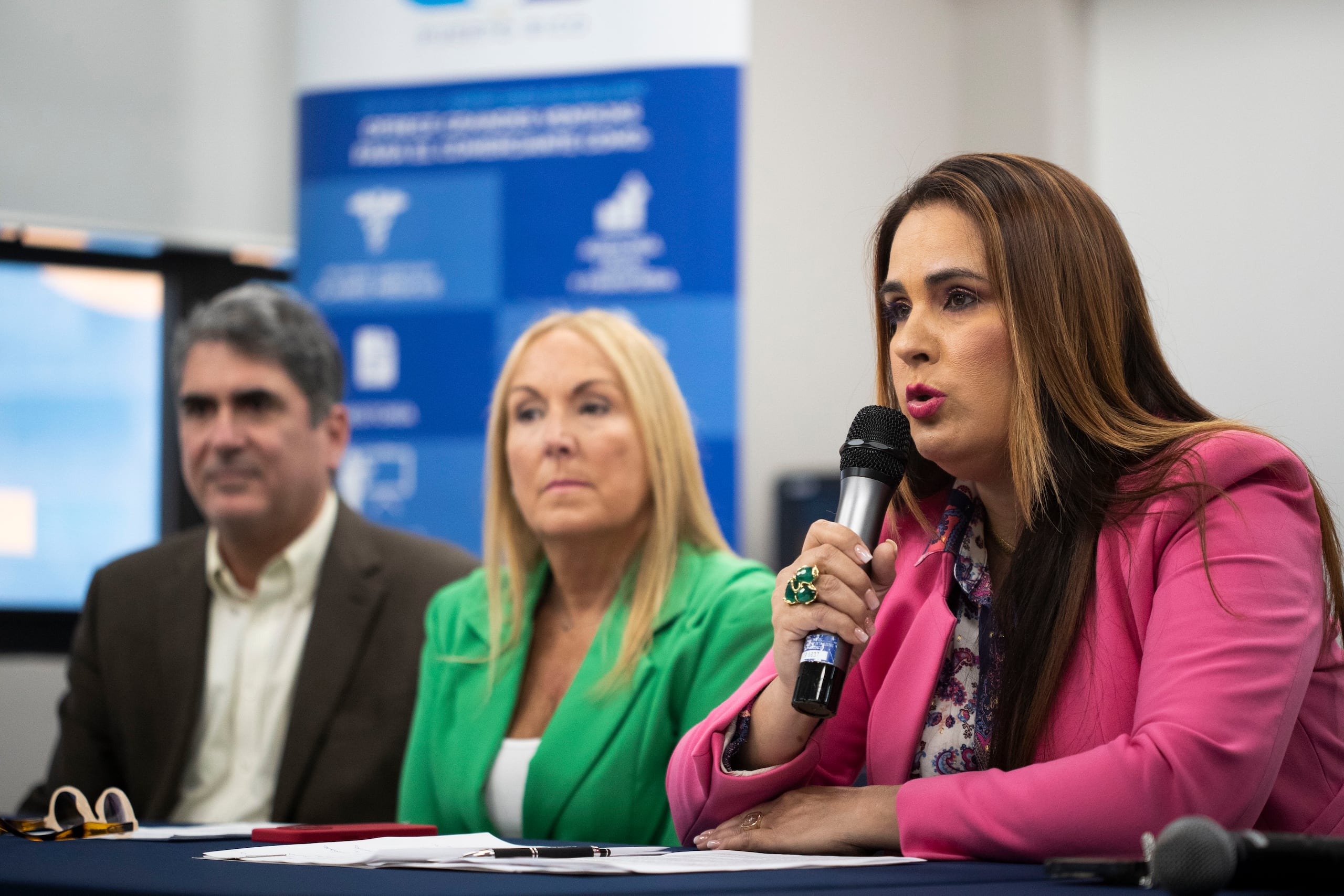 La presidenta del CUD, Lourdes M. Aponte Rodríguez, a la derecha, realizó una conferencia de prensa sobre la imposición de aumentos en las tarifas de electricidad en favor de los bonistas y para el pago de las pensiones.