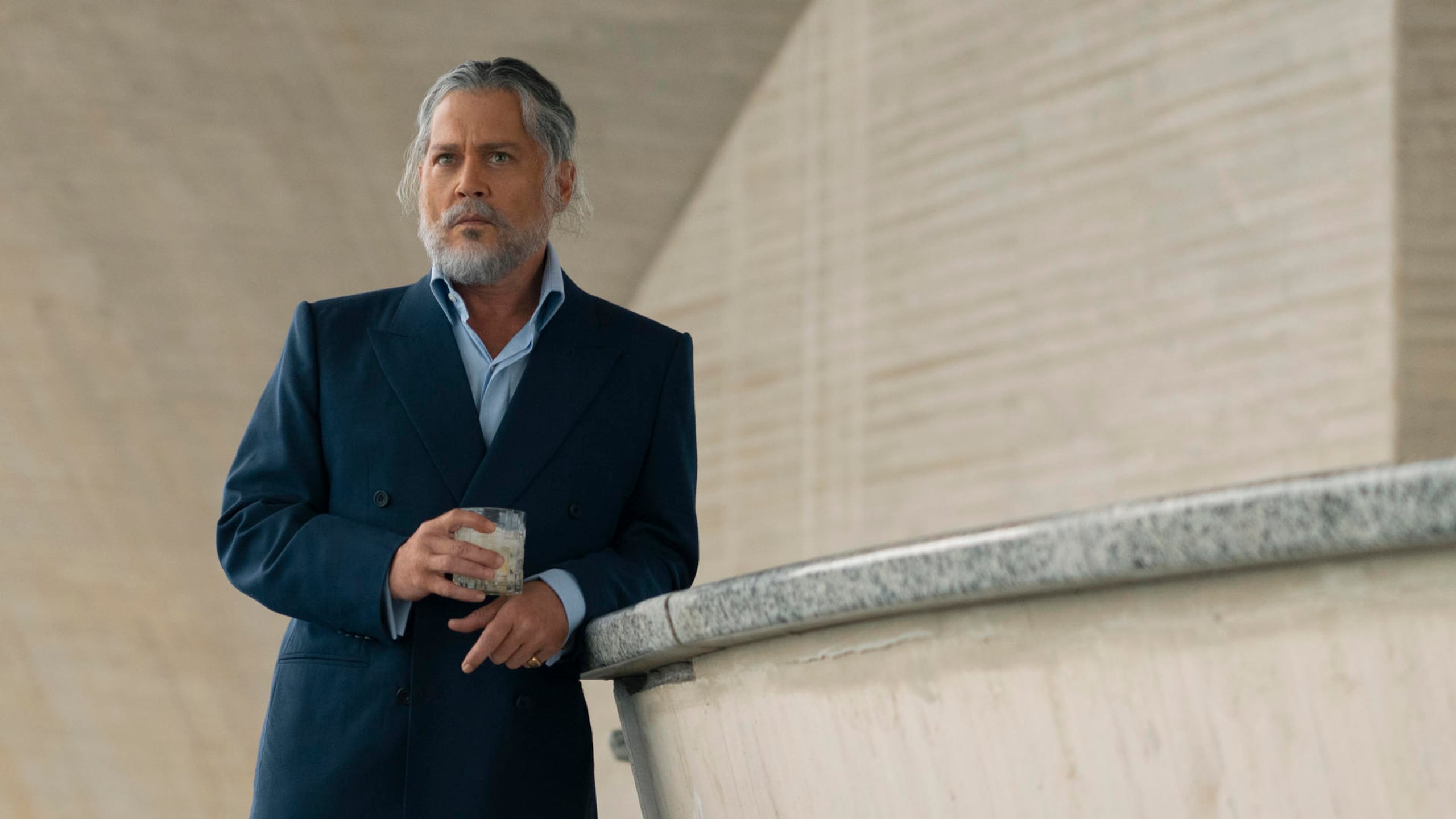 Fotograma cedido por Lionsgate donde aparece Johnny Depp como Kelly durante una escena de la película 'Day Drinker' del director Marc Web que comenzó su producción esta semana en España.