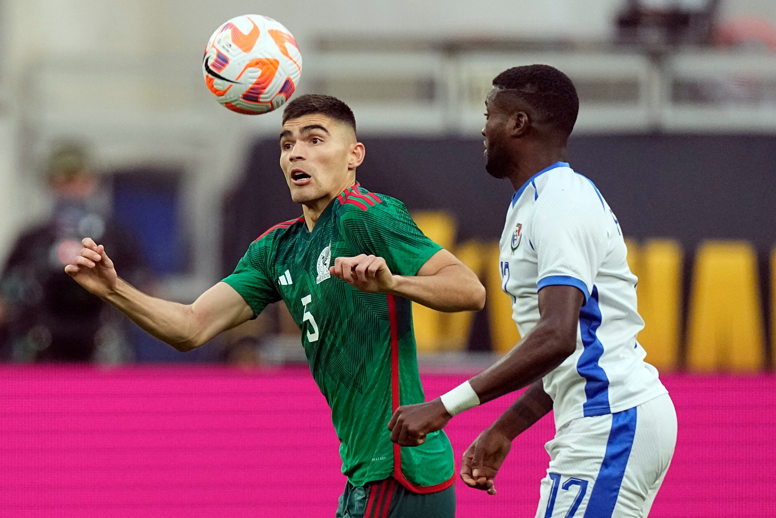 El mexicano Johan Vasquez cabecea el balón junto al panameño José Fajardo en la final de la Copa Oro CONCACAF el domingo 16 de julio del 2023. (AP Foto/Mark J. Terrill)