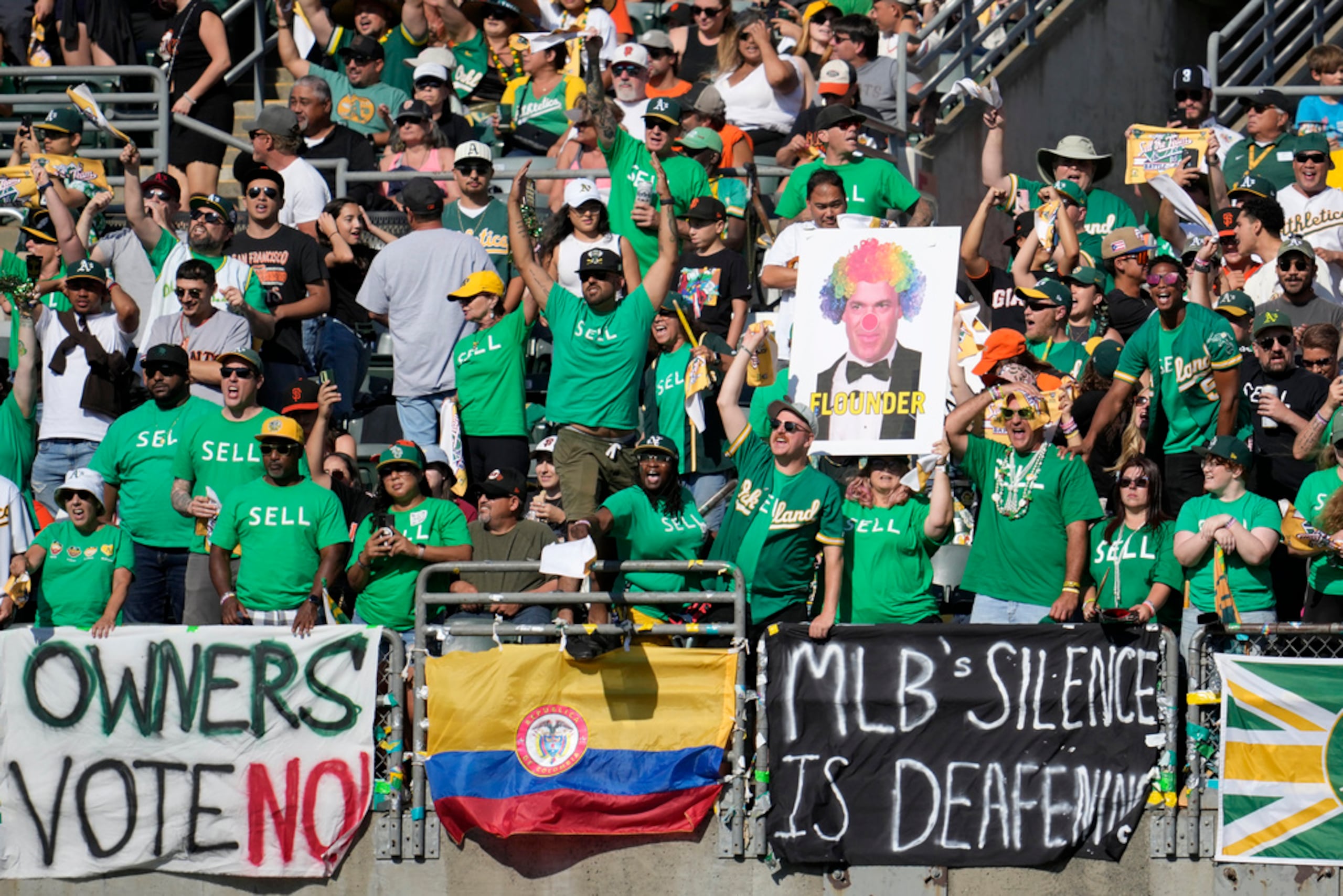 Aficionados de los Athletics colocaron pancartas pidiéndole al dueño que venda al equipo y lo mantenga en Oakland.