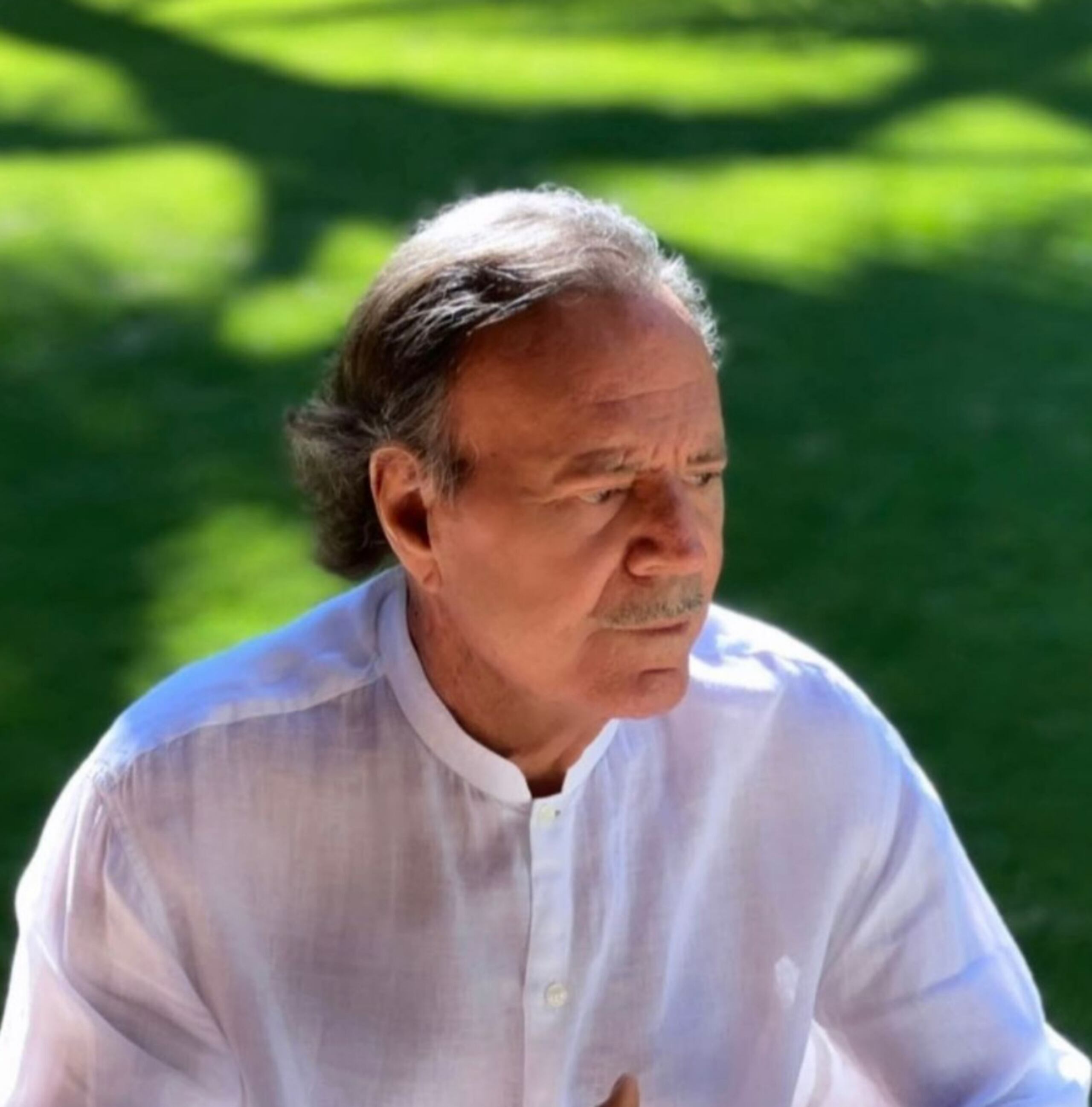 Julio Iglesias hizo publicas varias imágenes luciendo un bigote hace algunos meses, ante rumores de que se hallaba muy mal de salud, esto ante una ausencia de los escenarios de más de dos años.