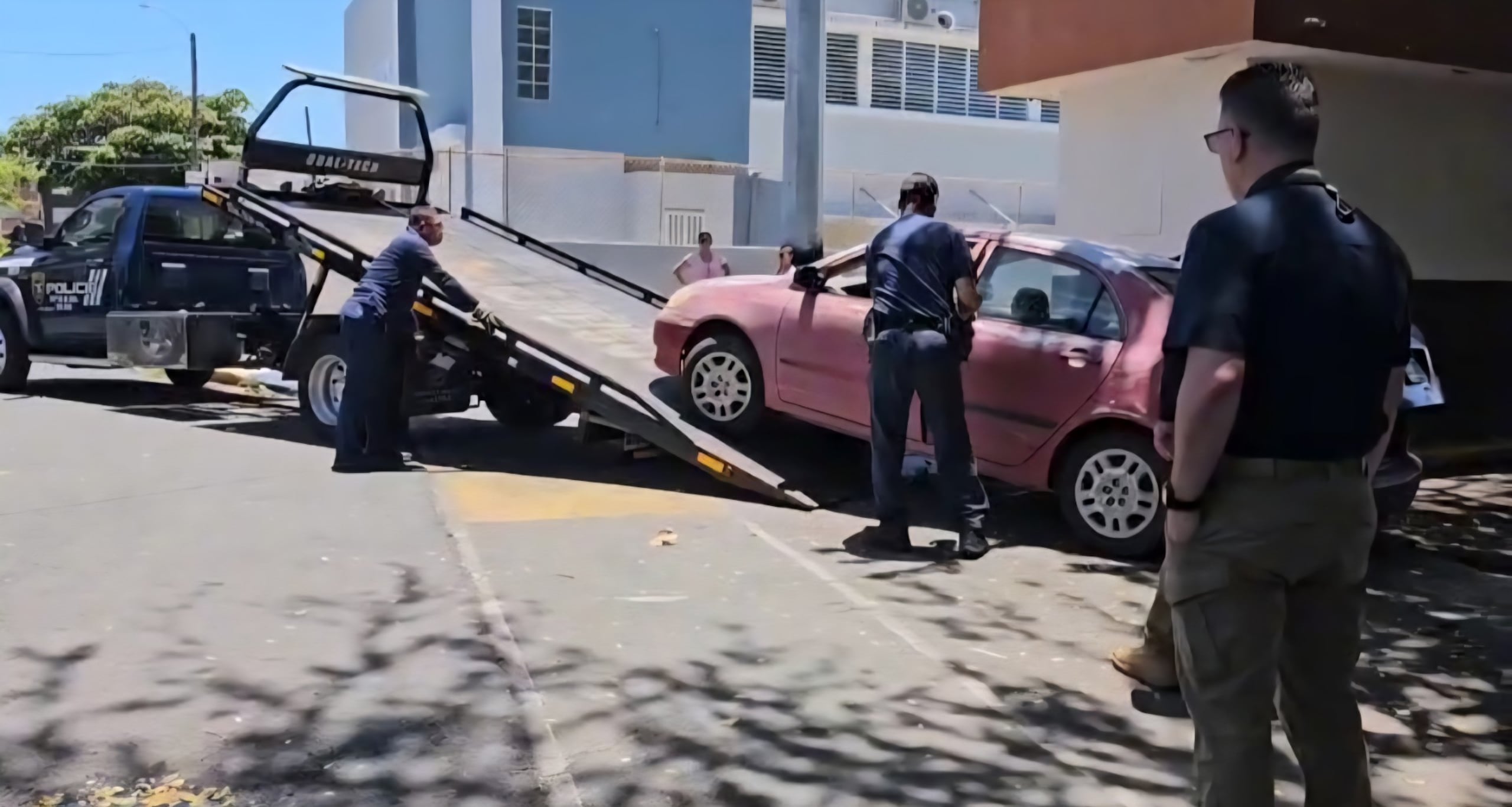 Agentes de la División de Inteligencia y Arrestos San Juan y la Unidad Motorizada, removieron dos vehículos que estaban obstaculizando uno de los portones de entradas y salida al residencial Luis Llorens Torres, en Santurce.