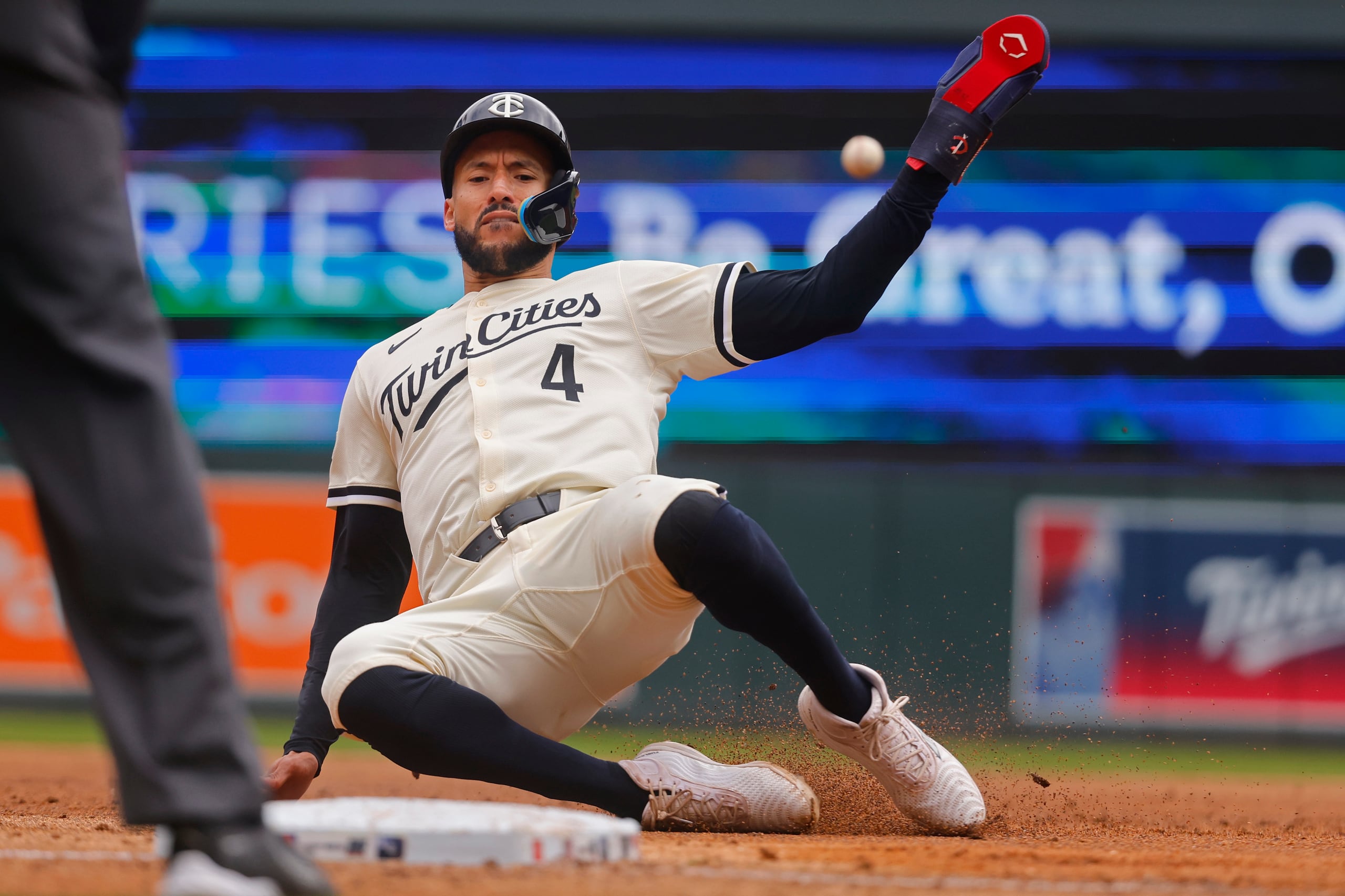 Carlos Correa tirándose en la tercera base.