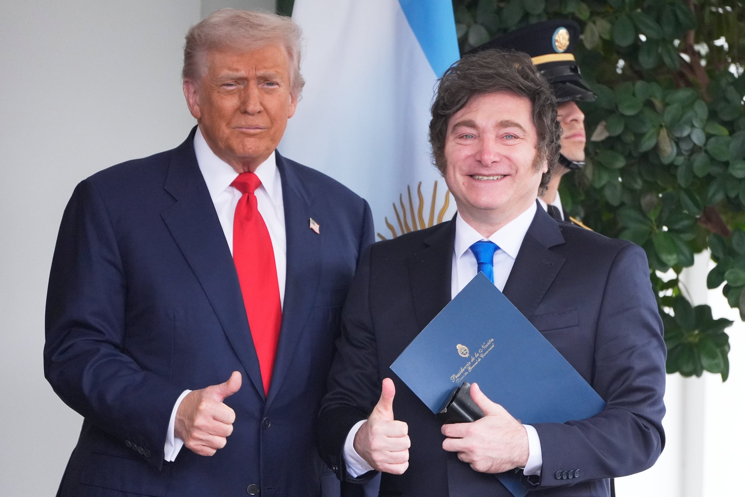 El presidente Donald Trump recibe al presidente de Argentina, Javier Milei, a su llegada a la Casa Blanca, el martes 14 de octubre de 2025, en Washington.