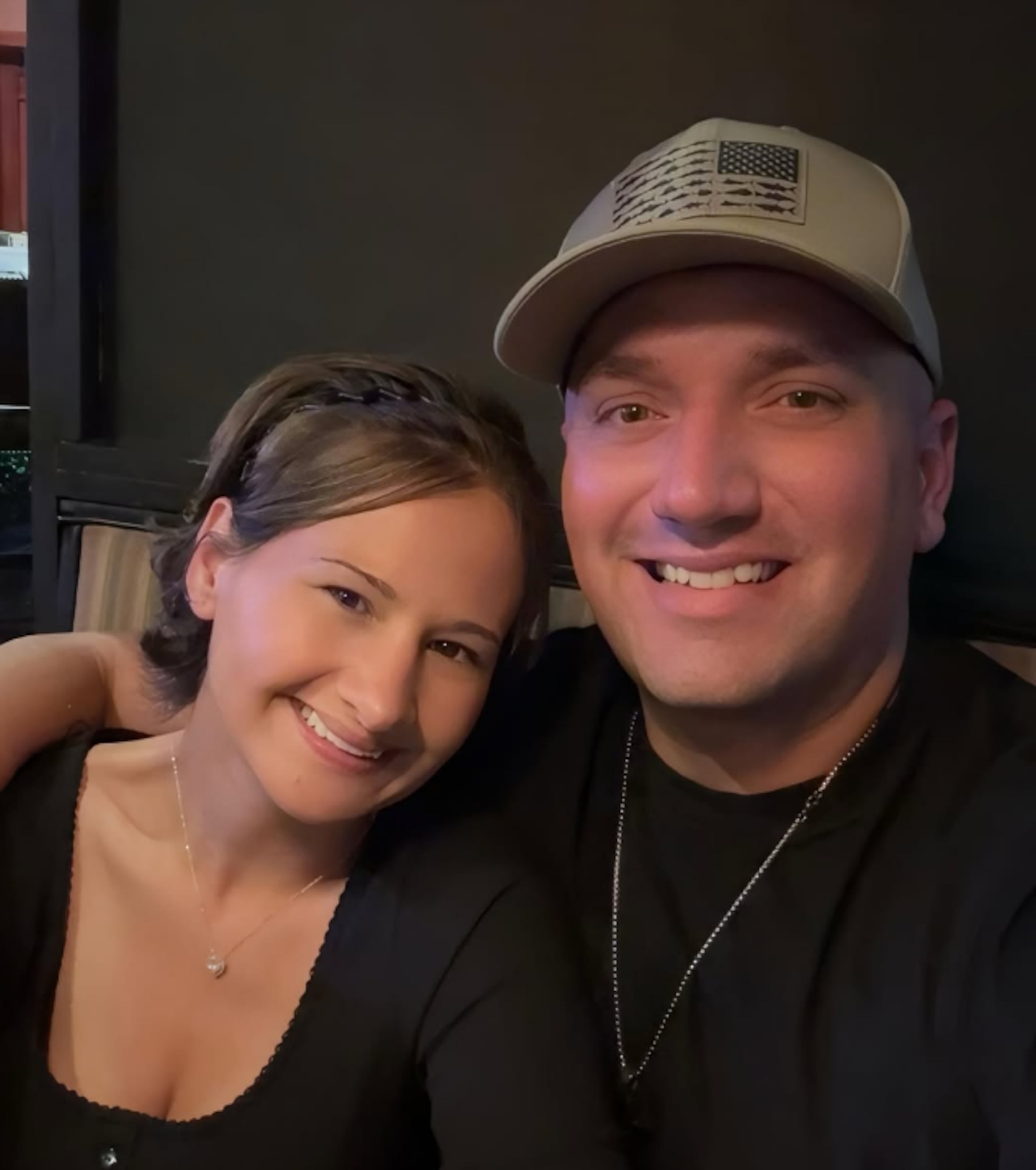 Ken Urker, pareja de Gypsy Rose Blanchard y padre de su hija Aurora, murió a los 34 años en su vivienda en Raceland, Luisiana, Estados Unidos. El fallecimiento ocurrió el jueves 1.° de octubre, fecha en la que celebraba su cumpleaños, según informaron fuentes cercanas a la familia a la revista People.
Blanchard, de 35 años, indicó a esa publicación que considera que Urker murió a causa de una sobredosis. No obstante, aseguró que desconoce qué sustancia habría ingerido y si se trató de un hecho intencional.
