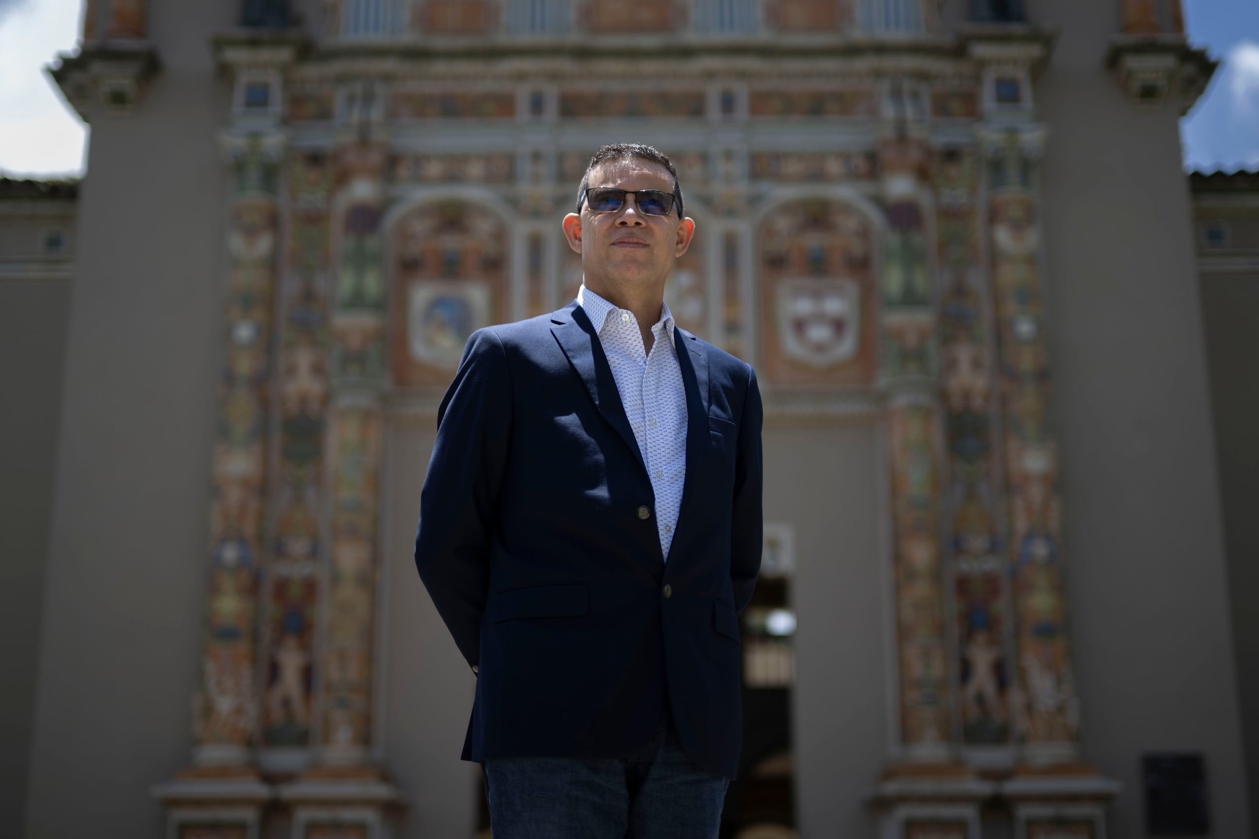 Ted completó su bachillerato y ahora tiene como meta irse a España a realizar una maestría.