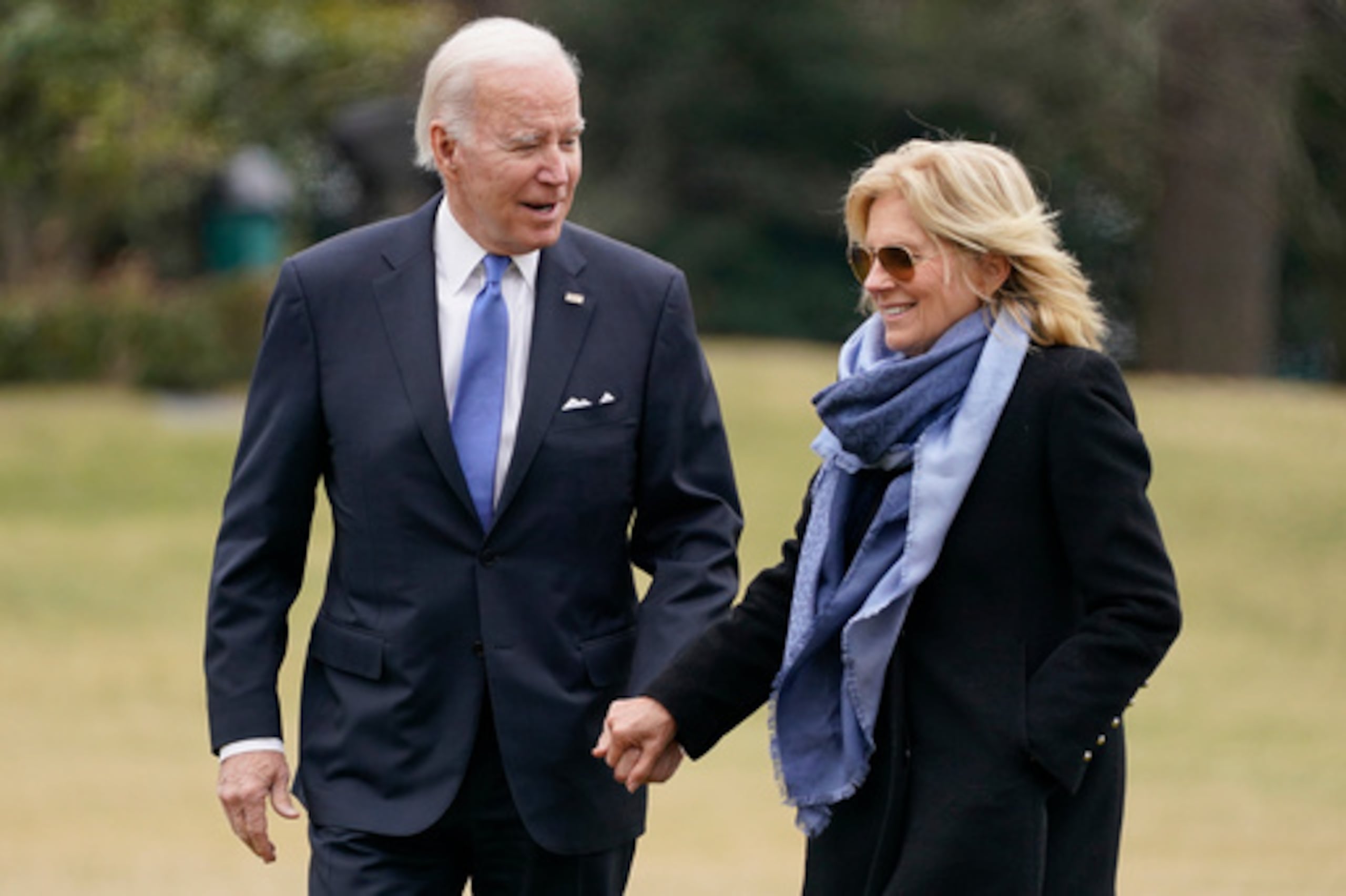 ARCHIVO - El presidente Joe Biden y la primera dama Jill Biden llegan al Jardín Sur de la Casa Blanca, el 23 de enero de 2023, en Washington. (AP Photo/Evan Vucci, Archivo)