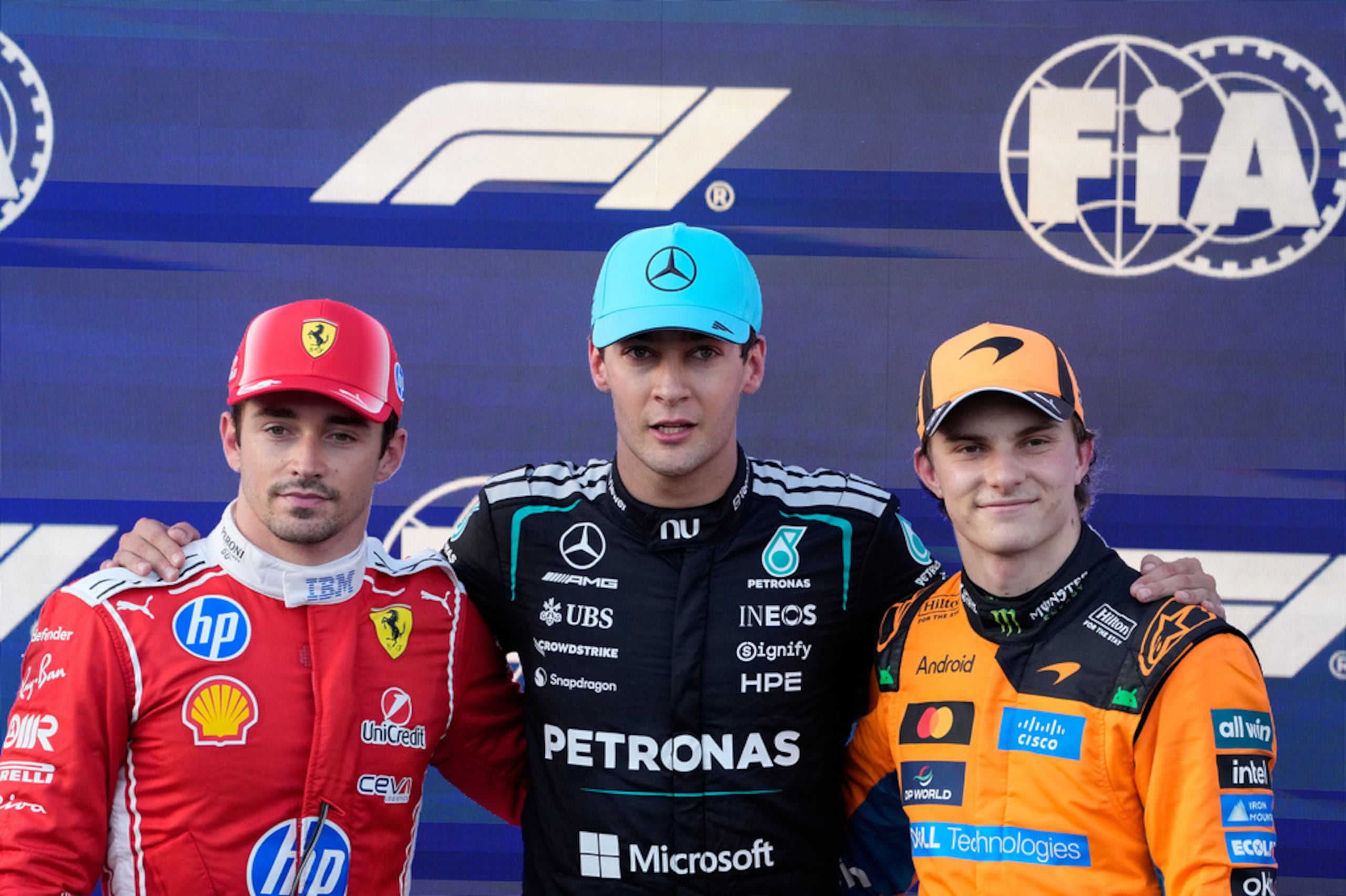 El piloto británico de Mercedes, George Russell (centro), posa junto al piloto monegasco de Ferrari, Charles Leclerc (izquierda), y al piloto australiano de McLaren, Oscar Piastri, tras marcar el tiempo más rápido durante la sesión de clasificación para el Gran Premio de F1 de Azerbaiyán, en Bakú, Azerbaiyán, este viernes.