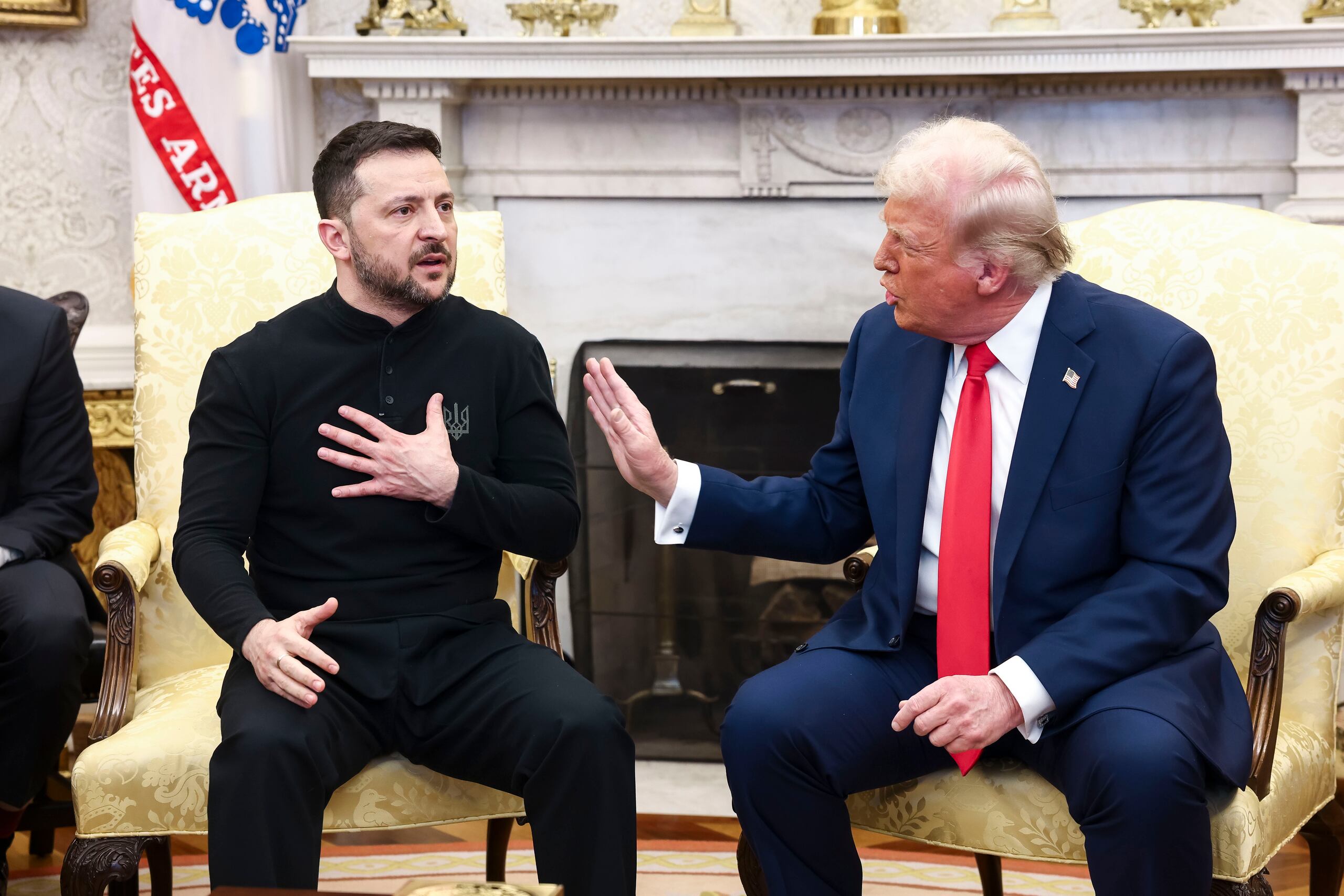 El presidente de Ucrania, Volodymyr Zelensky (i), conversa con el presidente de Estados Unidos, Donald Trump, en el Despacho Oval de la Casa Blanca en Washington, D.C., Estados Unidos. (EFE/EPA/JIM LO SCALZO / POOL EFE/EPA/JIM LO SCALZO / POOL)