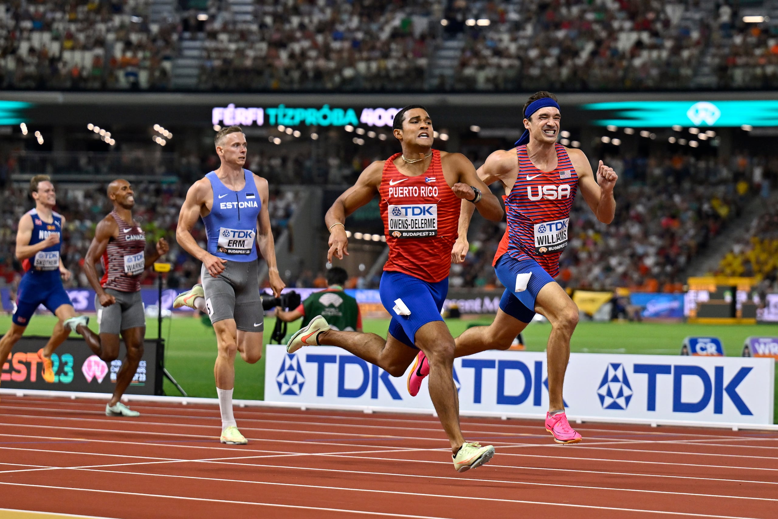 Ayden Owens-Delerme, al centro, hará pruebas individuales de la Federación de Atletismo de Puerto Rico, de la Liga Atlética Interuniversitaria, así como décalos internacionales previo a París 2024.