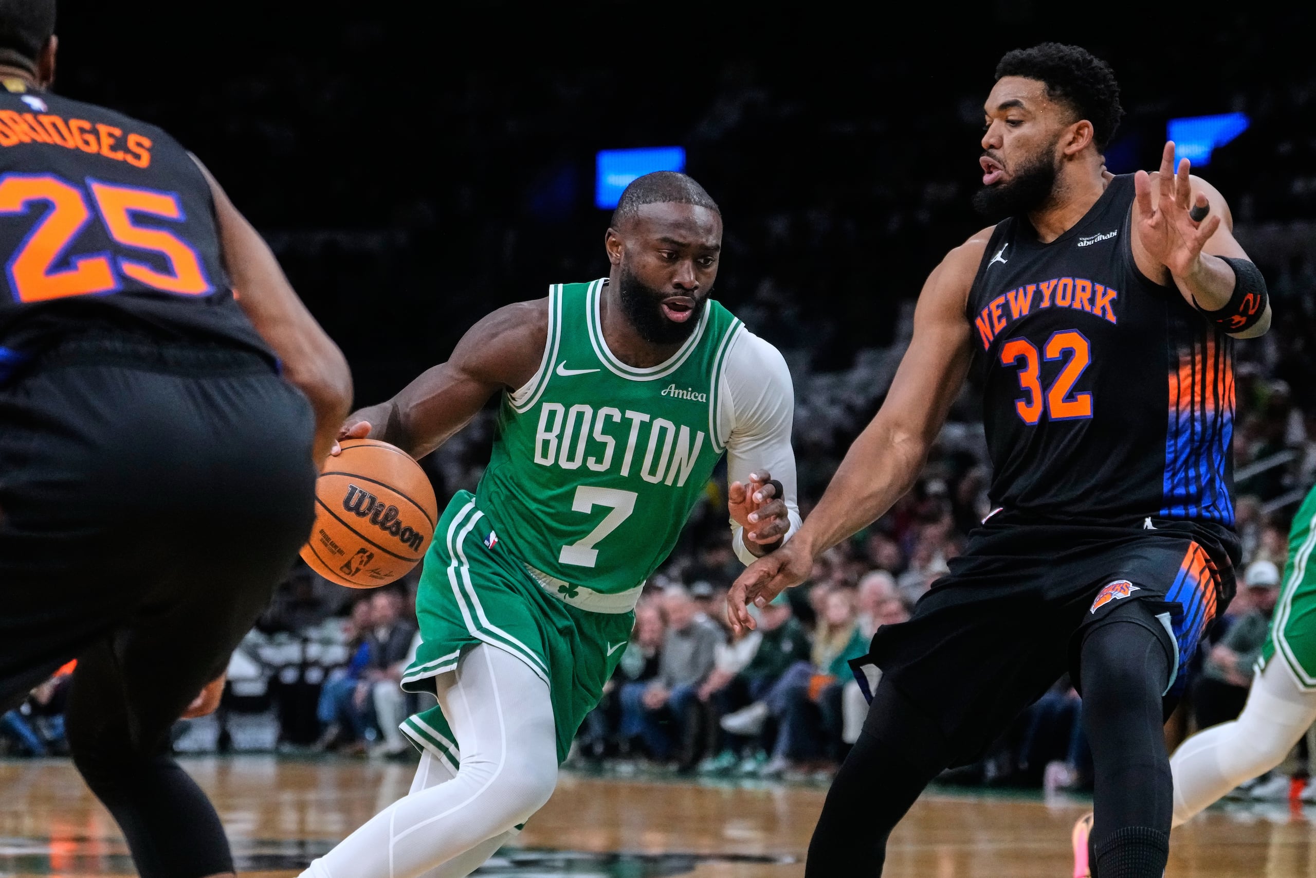 Jalen Brown, base de los Celtics de Boston, avanza hacia la cesta frente al dominicano Karl-Anthony Towns, de los Knicks de Nueva York, en el duelo del martes 2 de diciembre de 2025 (AP Foto/Charles Krupa)