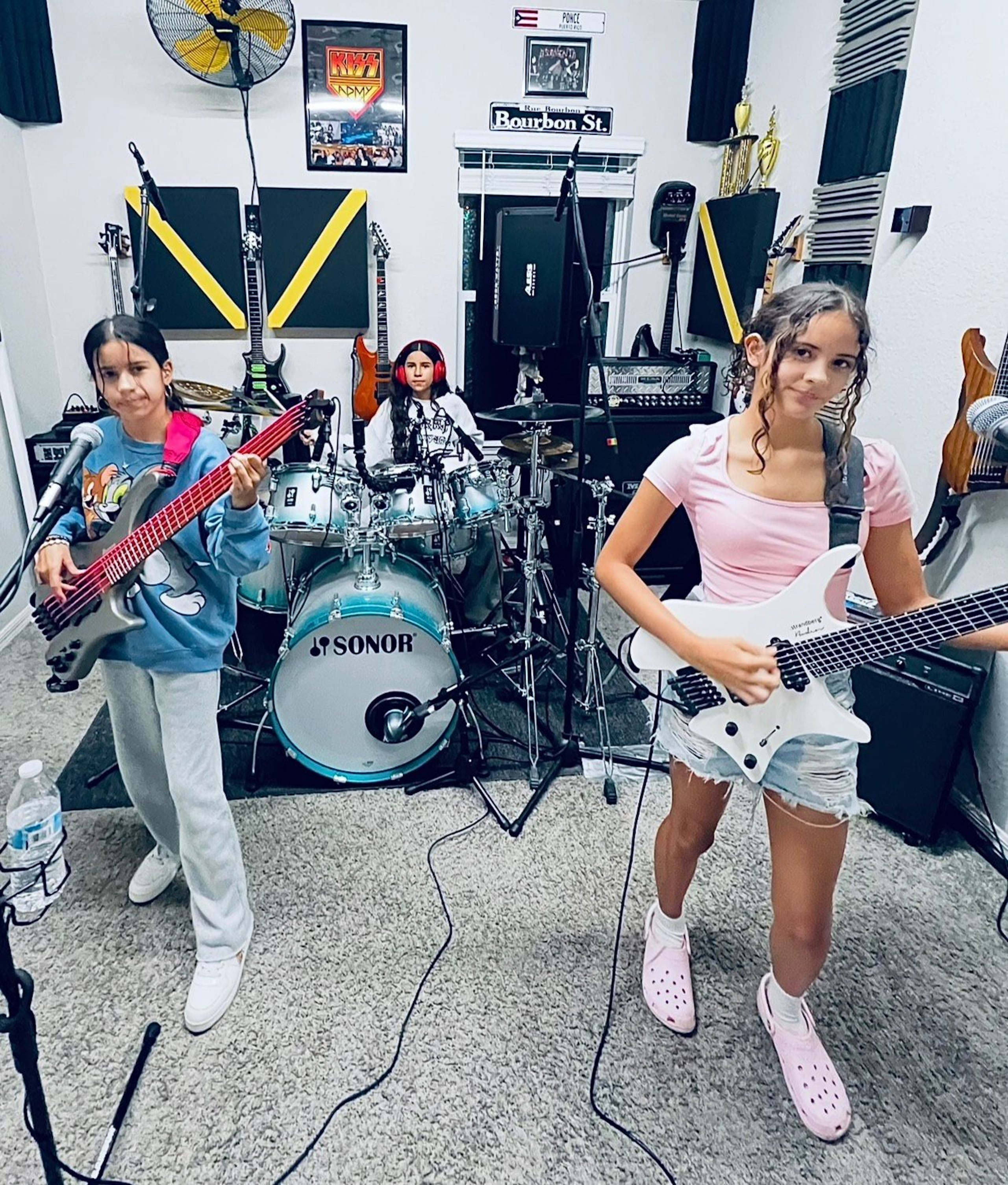 El trío de hermanas ha cautivado la atención del público tanto en el estado de Florida, como en diversos pueblos de Puerto Rico con su sonido metalero.