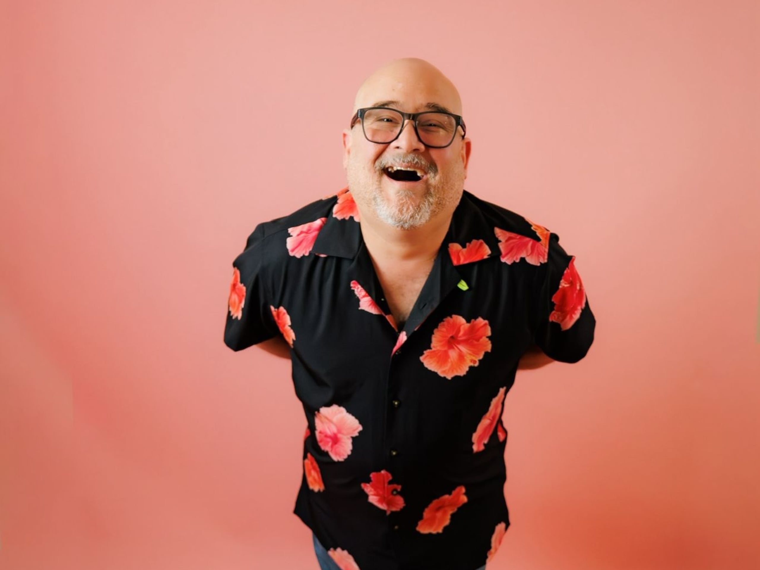 Héctor Méndez vuelve a la Isla con un espectáculo que invita a viajar al tiempo y sacarle risa a las costumbres del pasado.