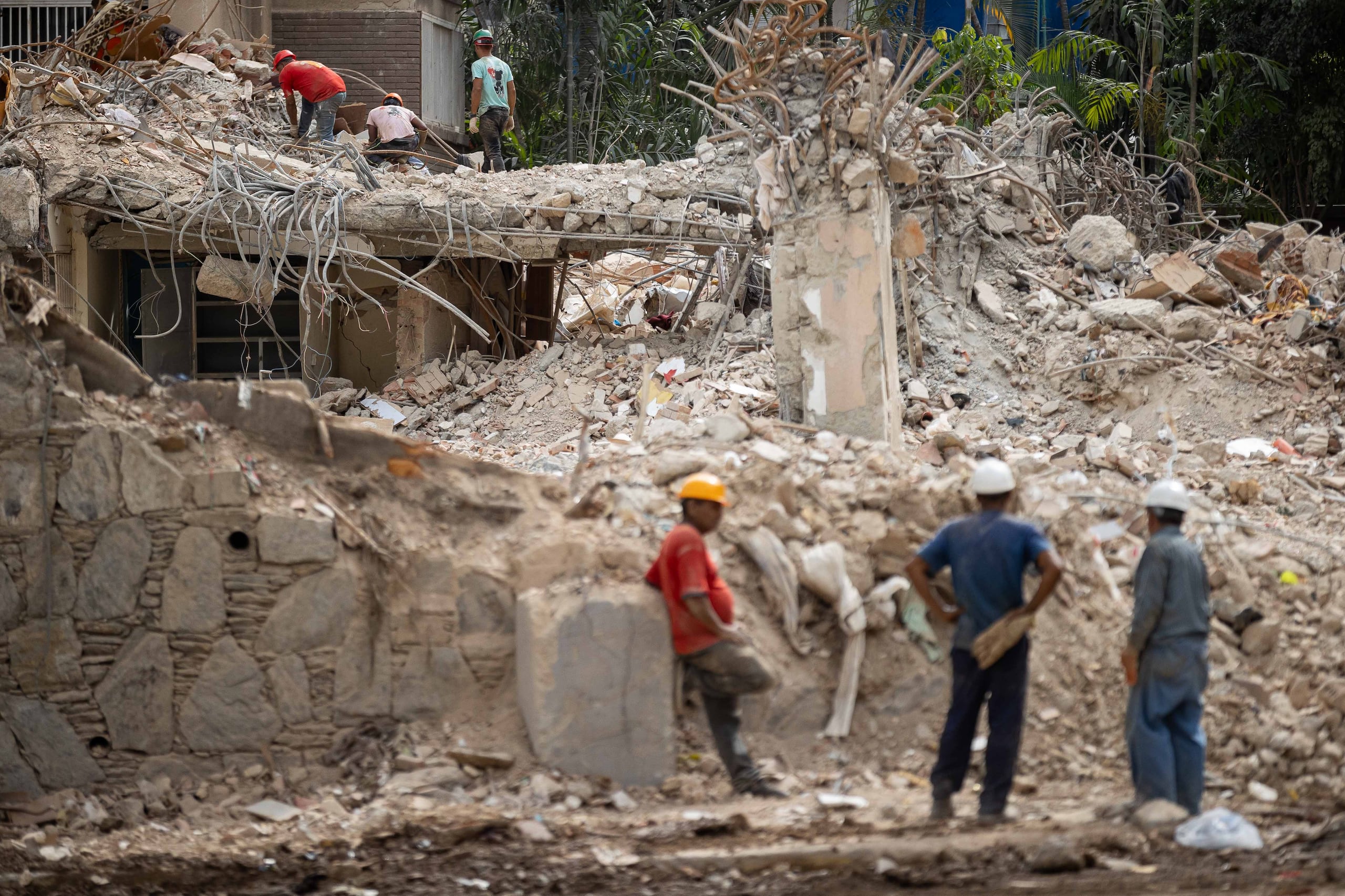 Se estima que se necesitan alrededor de 25,000 viviendas nuevas para los afectados por los poderosos sismos.