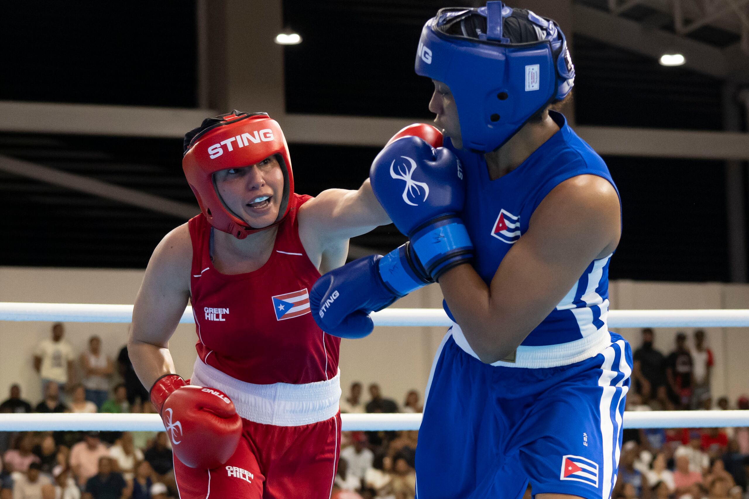Stephanie Piñeiro conecta una zurda al rostro de Dayira Mesa en la pelea por la medalla de oro en los Juegos Centroamericanos y del Caribe.