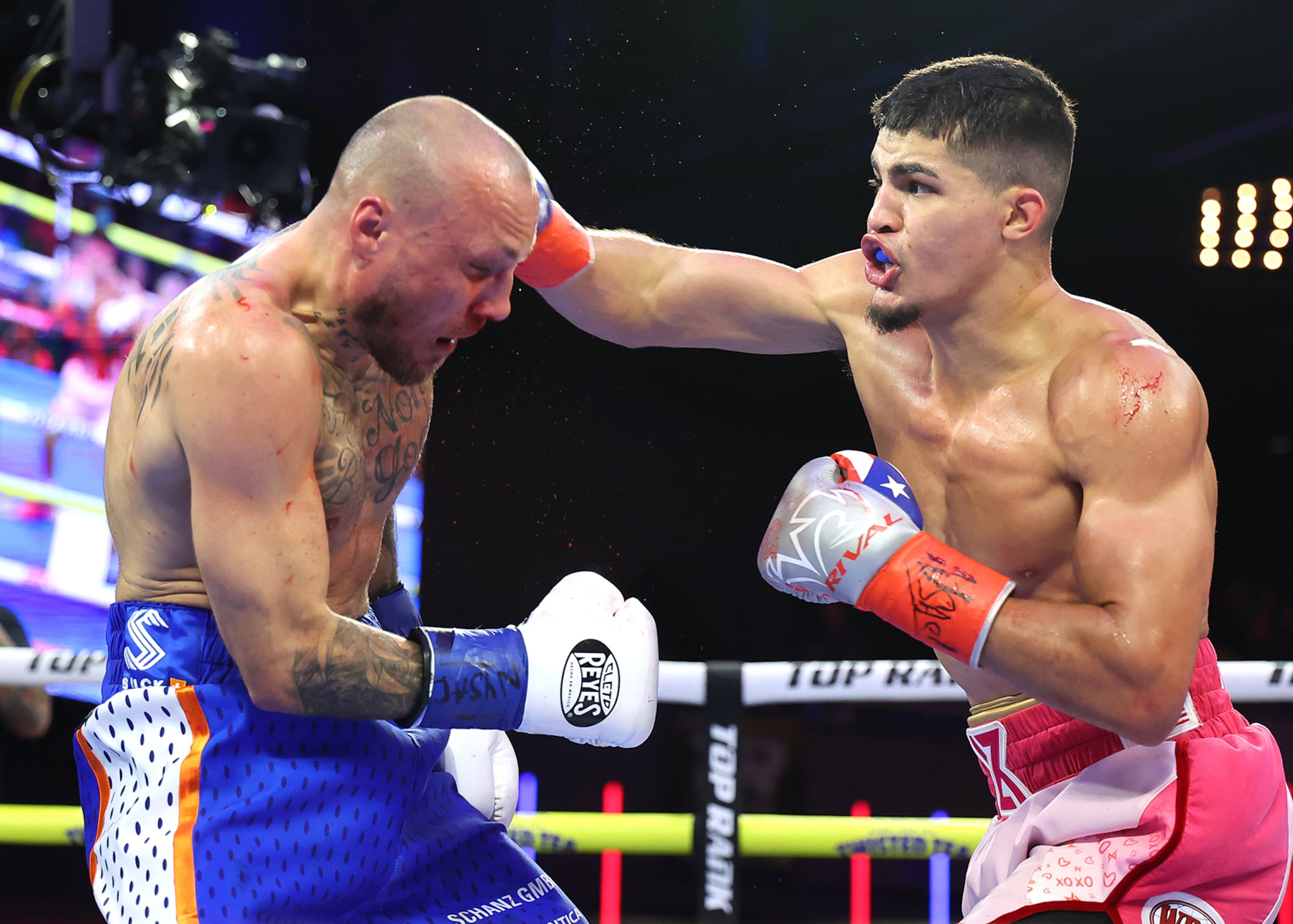 Xander Zayas en su enfrentamiento contra el alemán Slawa Spomer, a quien venció por nocaut técnico a los 2:01 del noveno asalto.