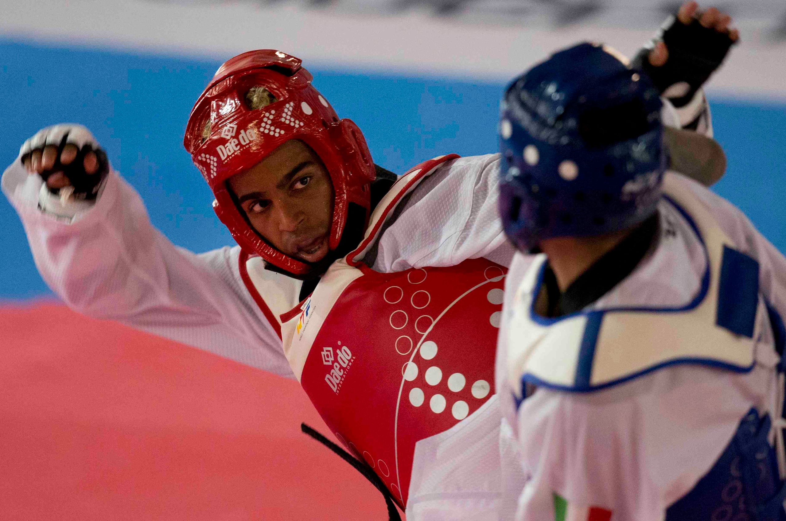 Elvis Barbosa (rojo), de Puerto Rico, se enfrenta al mexicano Uriel Adriano (azul).